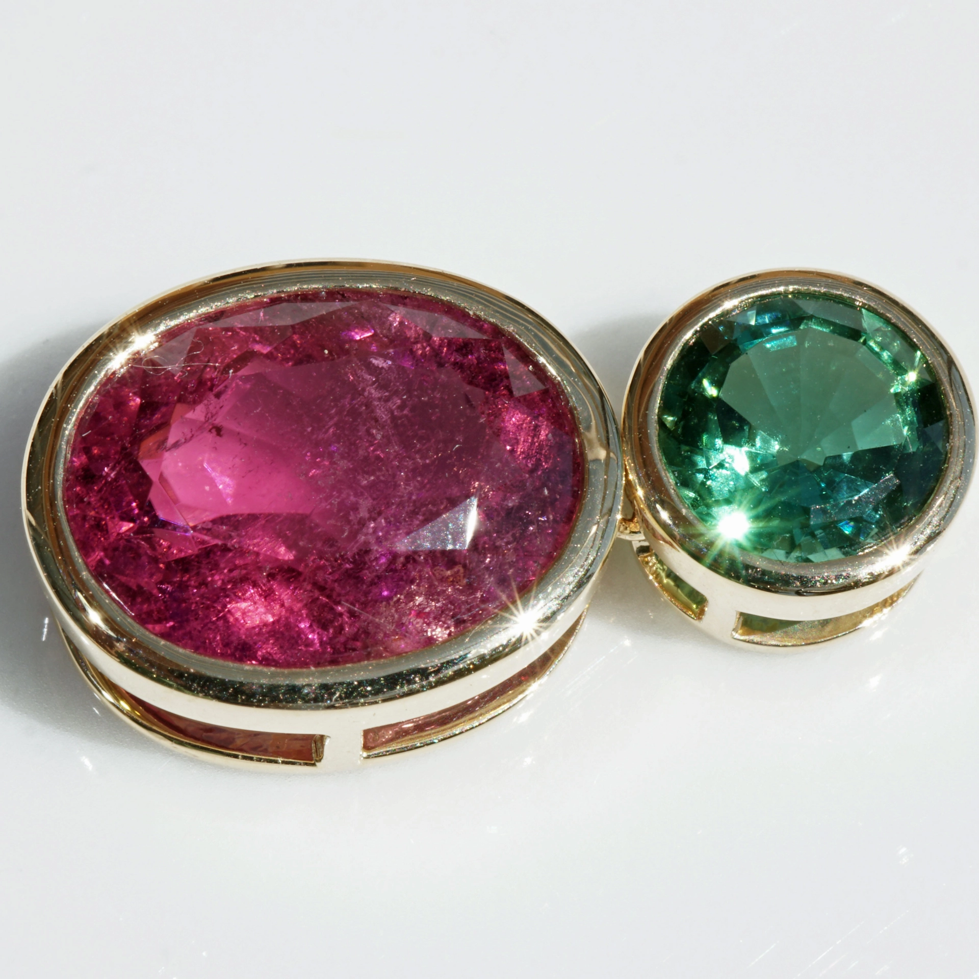 Turmalin Pendant with incredible luminosity 18 kt Yellow Gold bluish green and electric pink