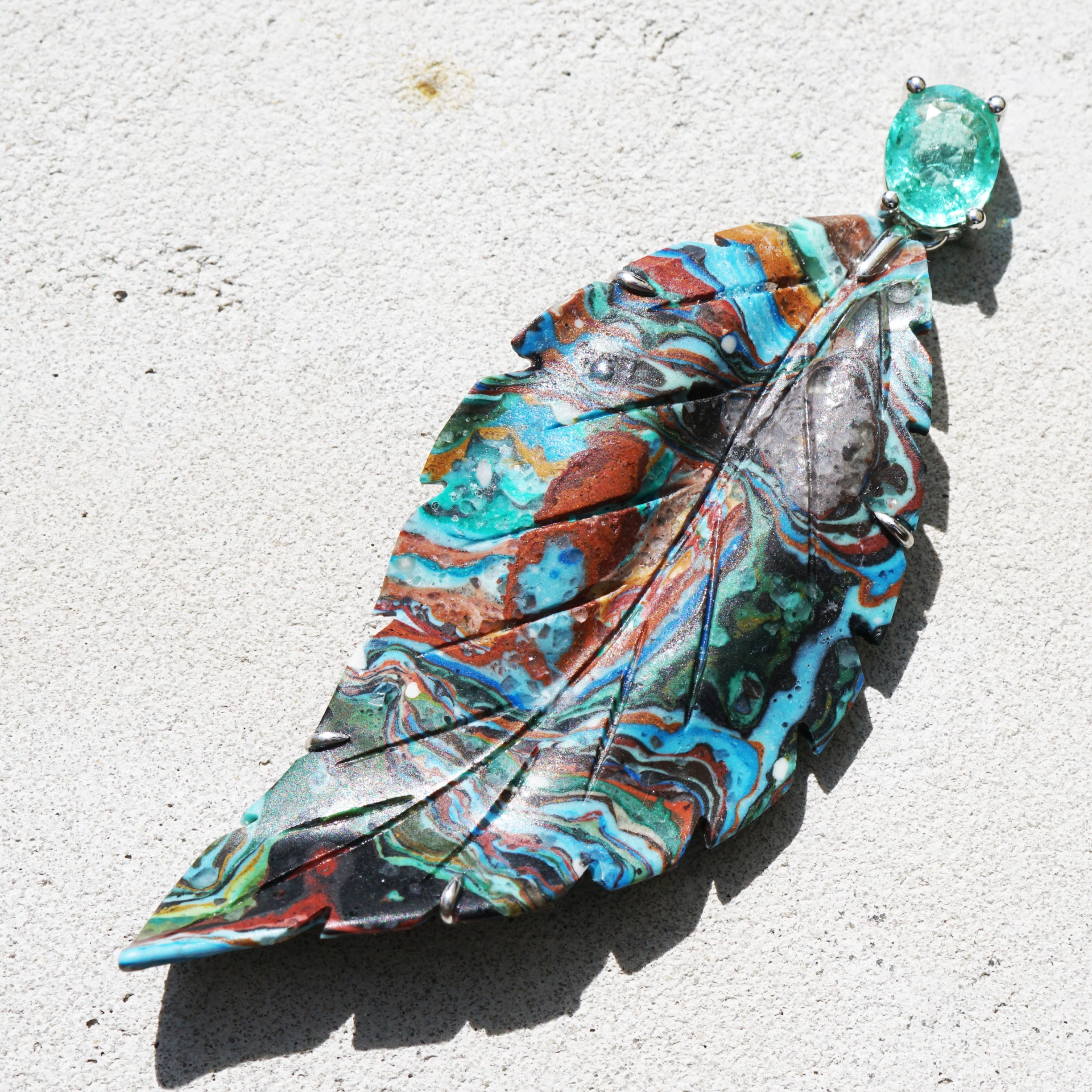 Anhänger Regenbogen Chrysokoll Blatt mit Paraiba Turmalin 750er Weissgold