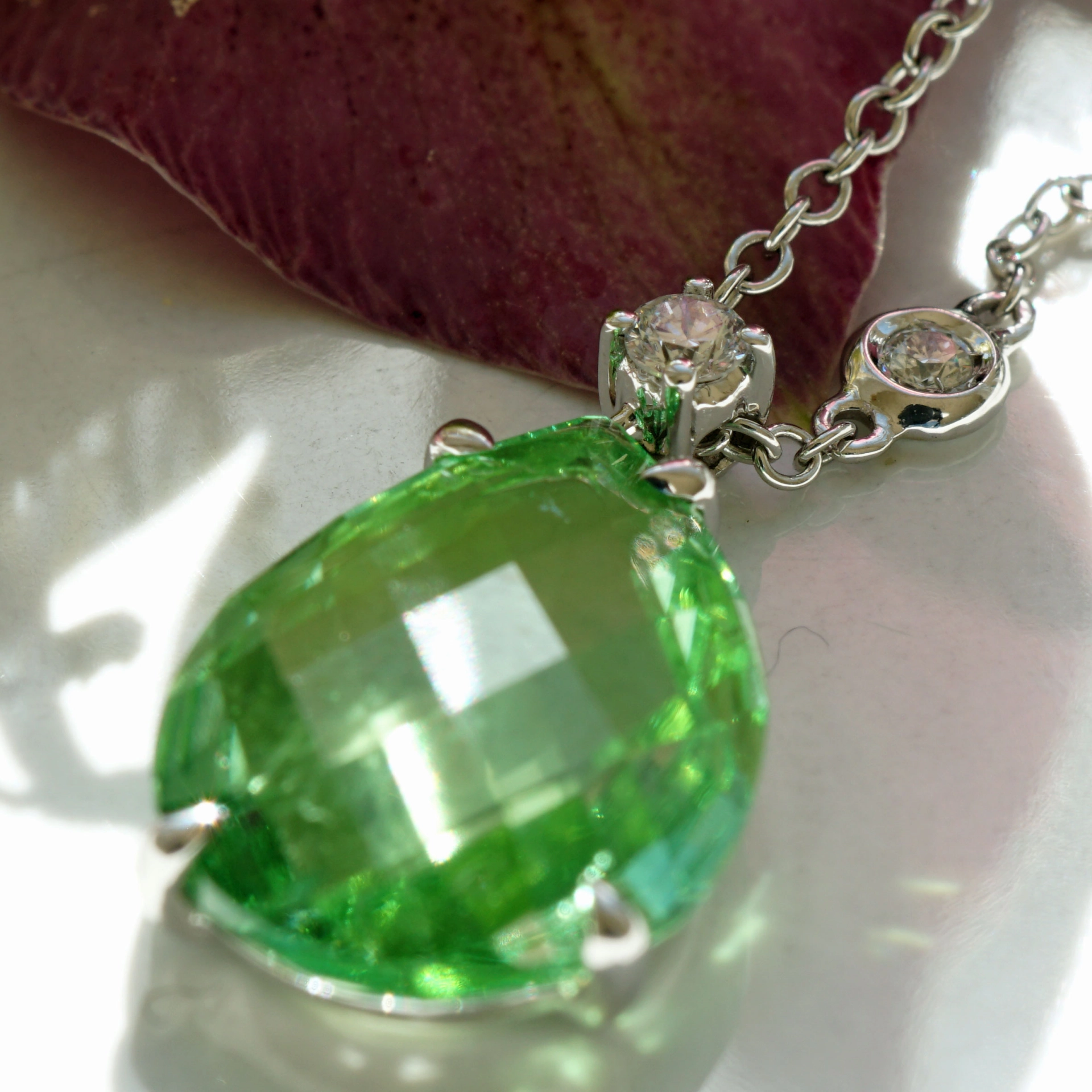 Peridot Brillant Collier 43 cm 750er Weissgold 5 ct 0.13 ct mintfarben Pakistan
