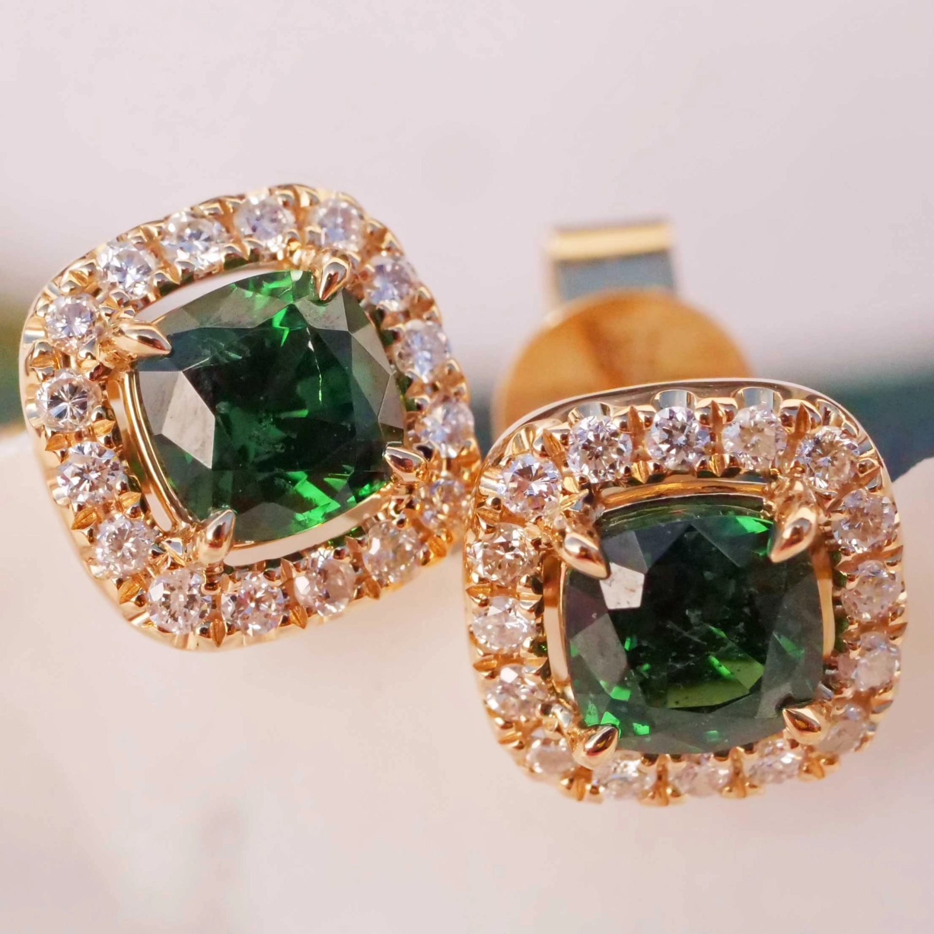 Tsavorith Brilliant Earstuds 18 kt Yellow Gold 1.42 ct 0.25 ct...what a amazing Color
