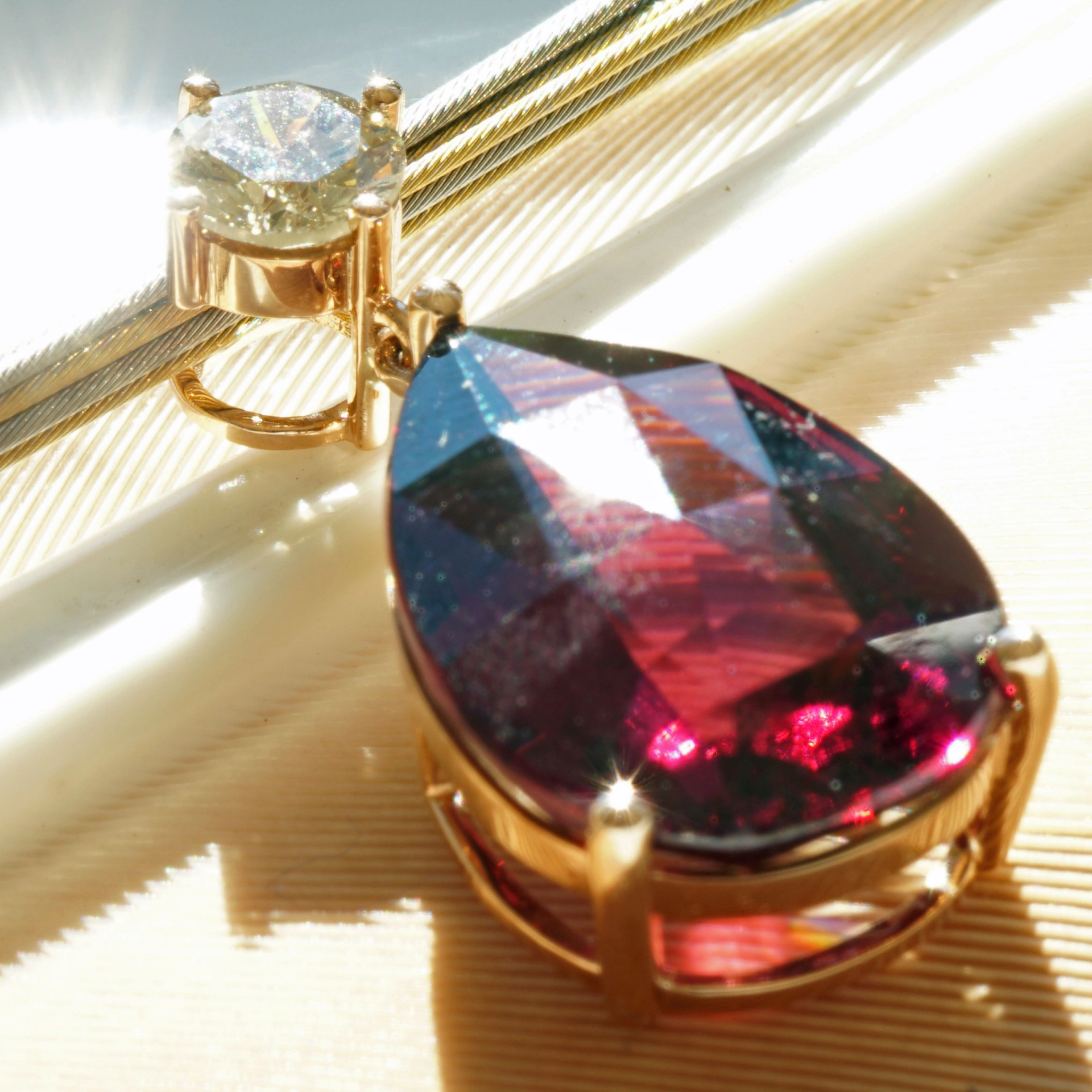Rhodolithe Garnet 10 ct amazing Color with IGI Diamond