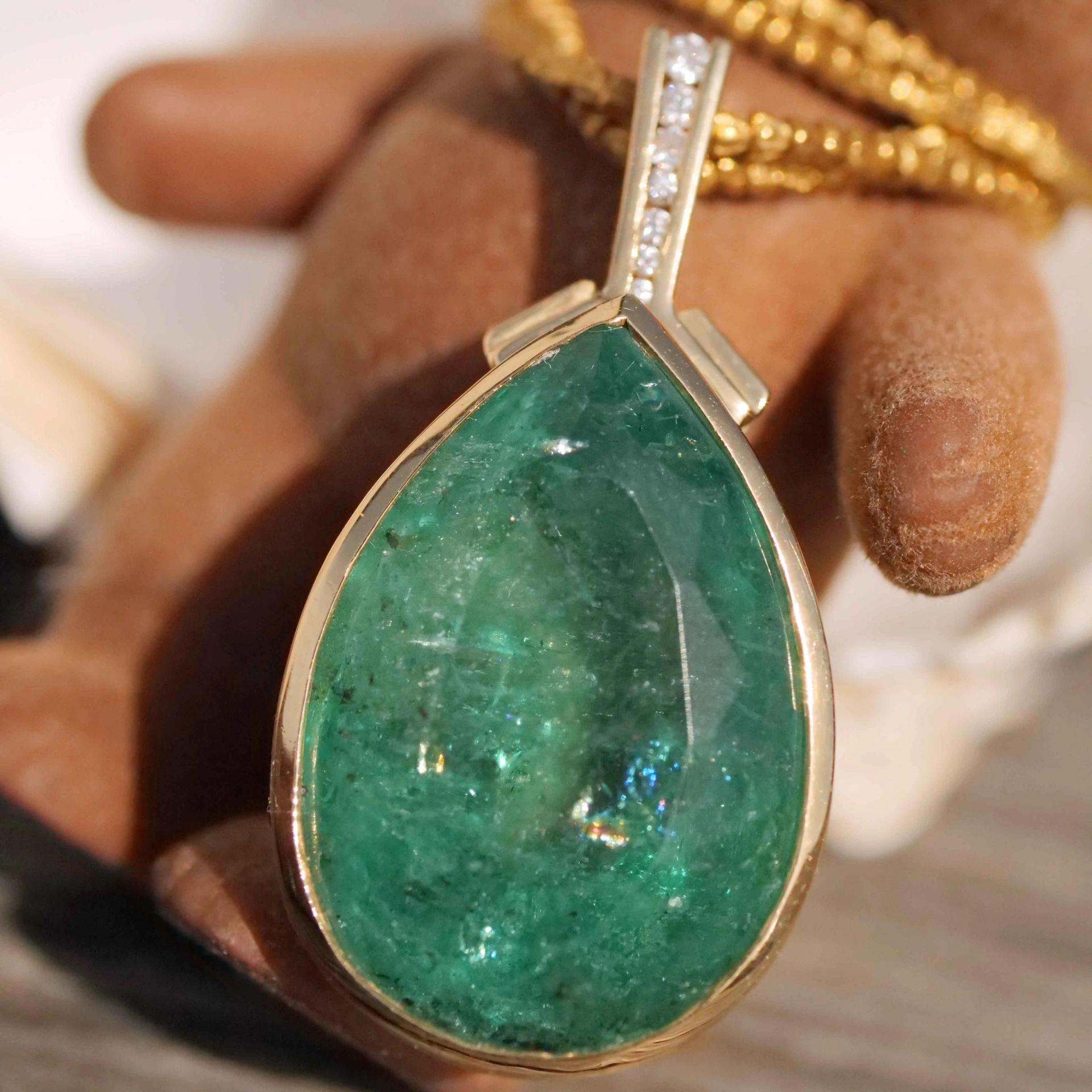 Emerald Drop Brilliant Pendant with magnific 28 carat Weight 14 kt Yellowgold
