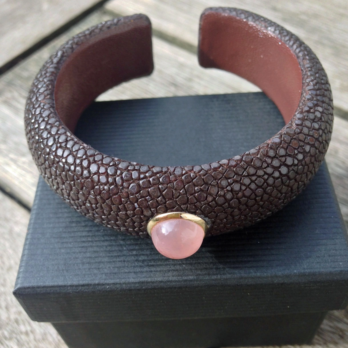 Rosenquarz Cabochon Rochenleder Armreif 585er Gold