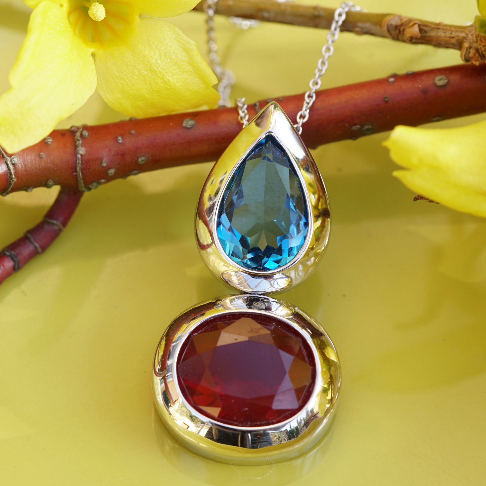 Feueropal Topas Anhänger mit Kette 31 x 16 mm 750er Gold 3.27 und 3.86 ct