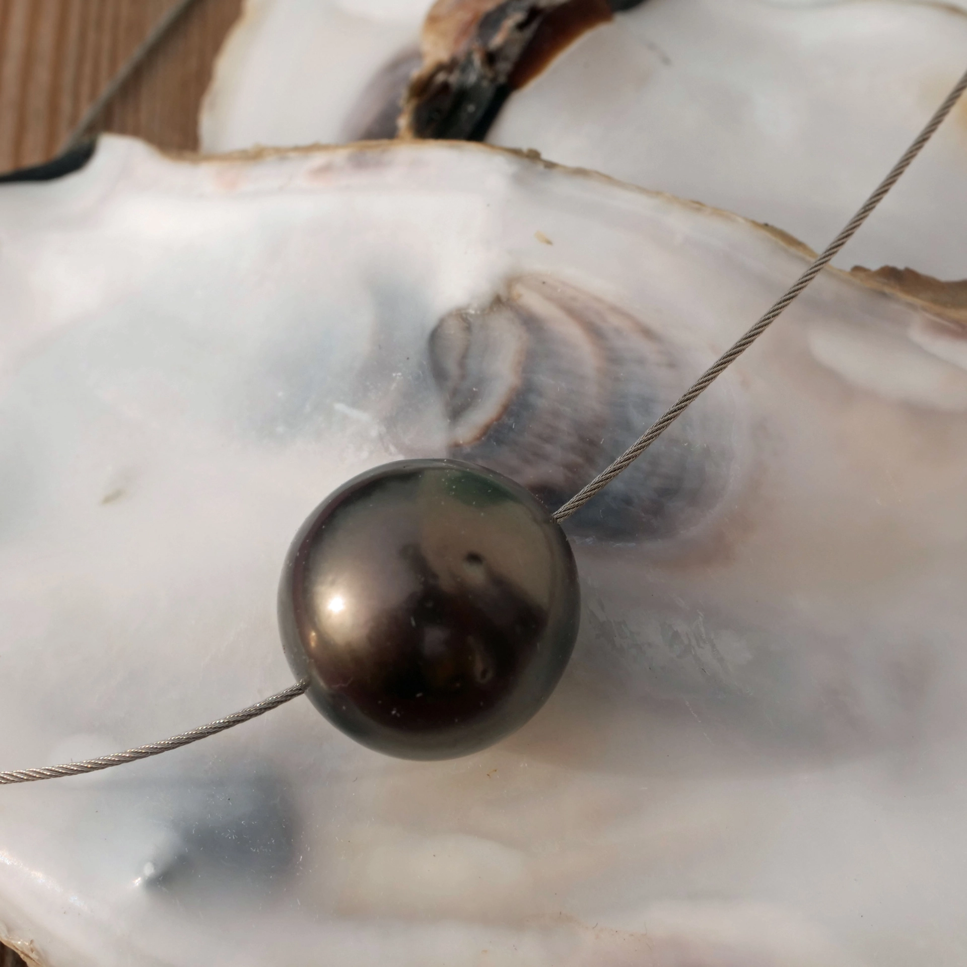 Tahititian Pearl Necklace...modern Choker 12,4 mm anthracite with bonze-colored Overtone
