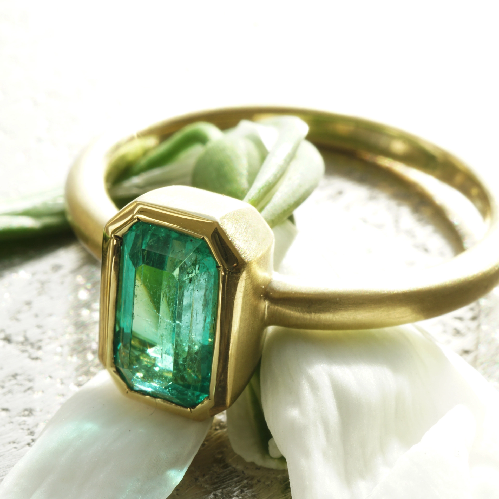 Emerald ring 0.97 ct, top quality from Afghanistan, 750 yellow gold handmade
