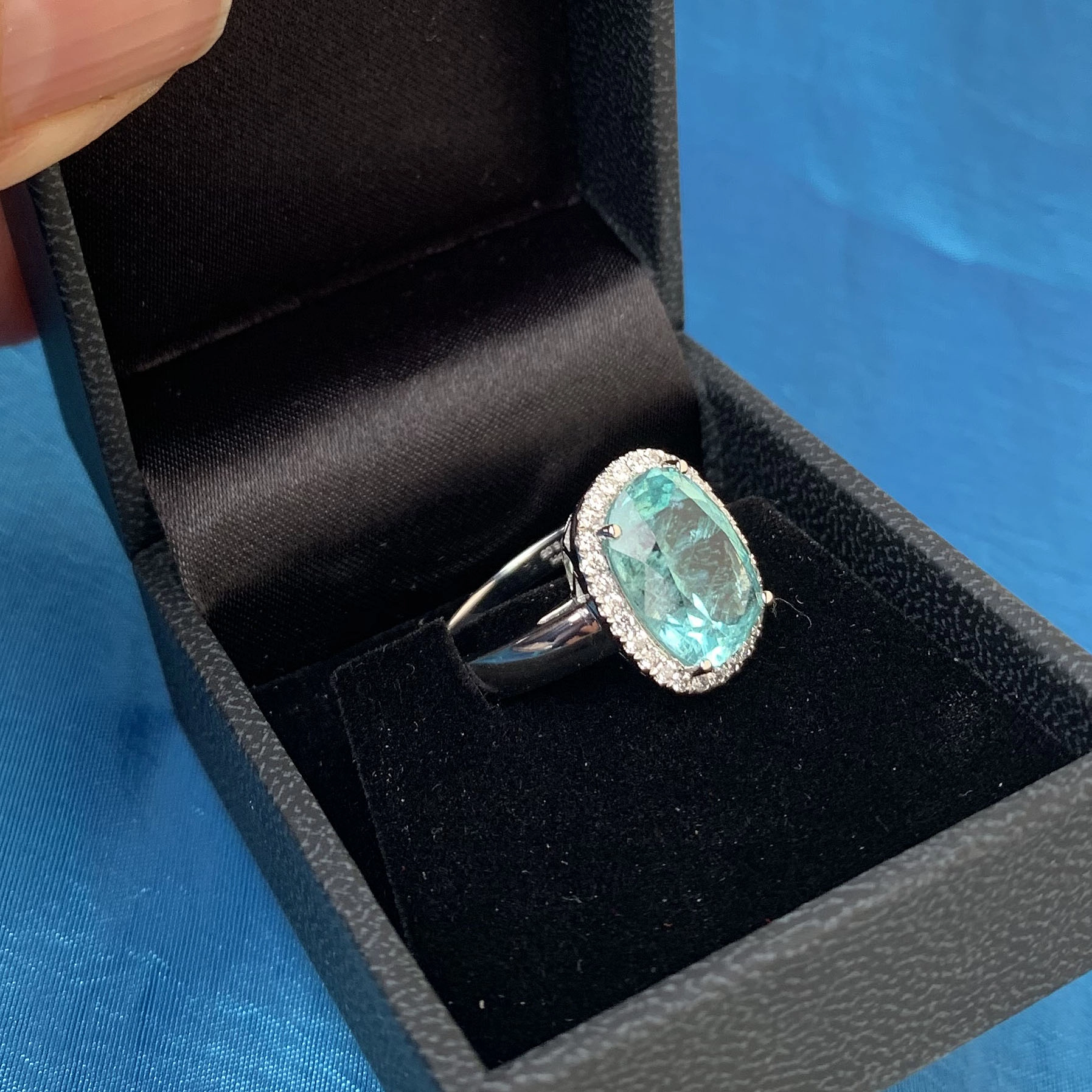 Paraiba Tourmaline Ring 5.05 ct AAA 18 kt Gold Brilliants
