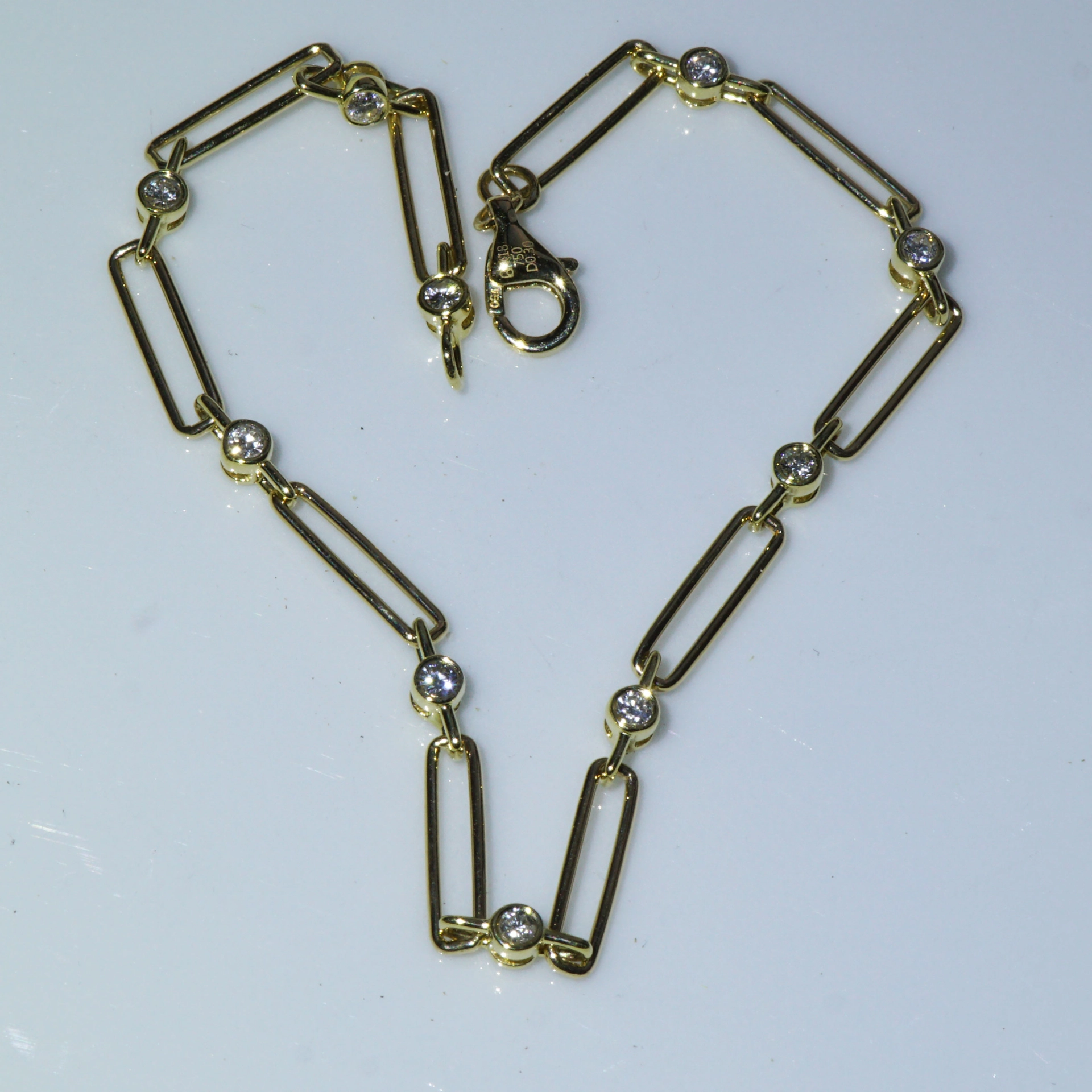 All around 10 Brilliants 0.30ct Sporty and elegant this diamond bracelet is both