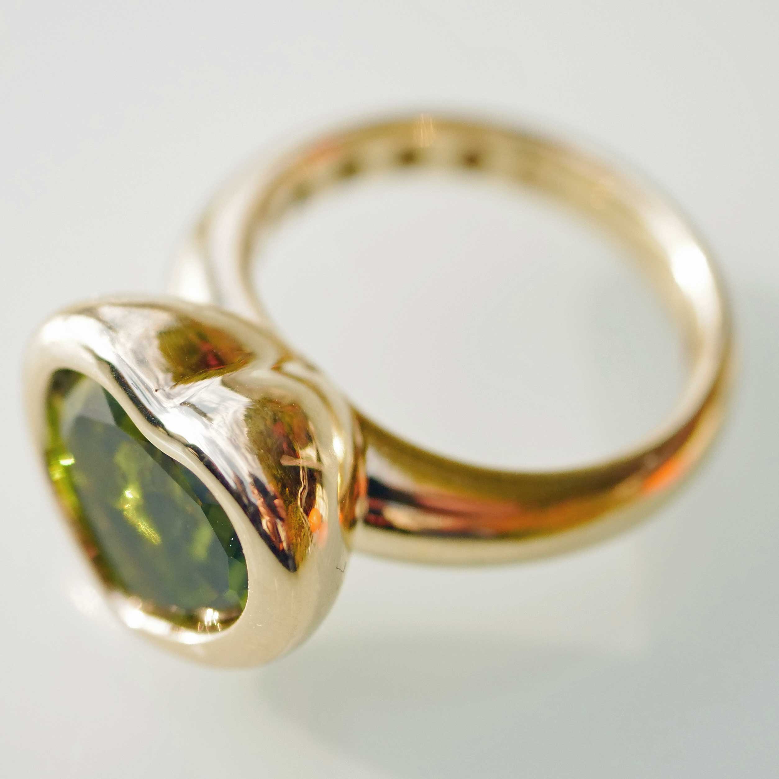Peridot Heart Ring 750 Yellow Gold made in Valenza... a green modern Heart Ring in solid Gold