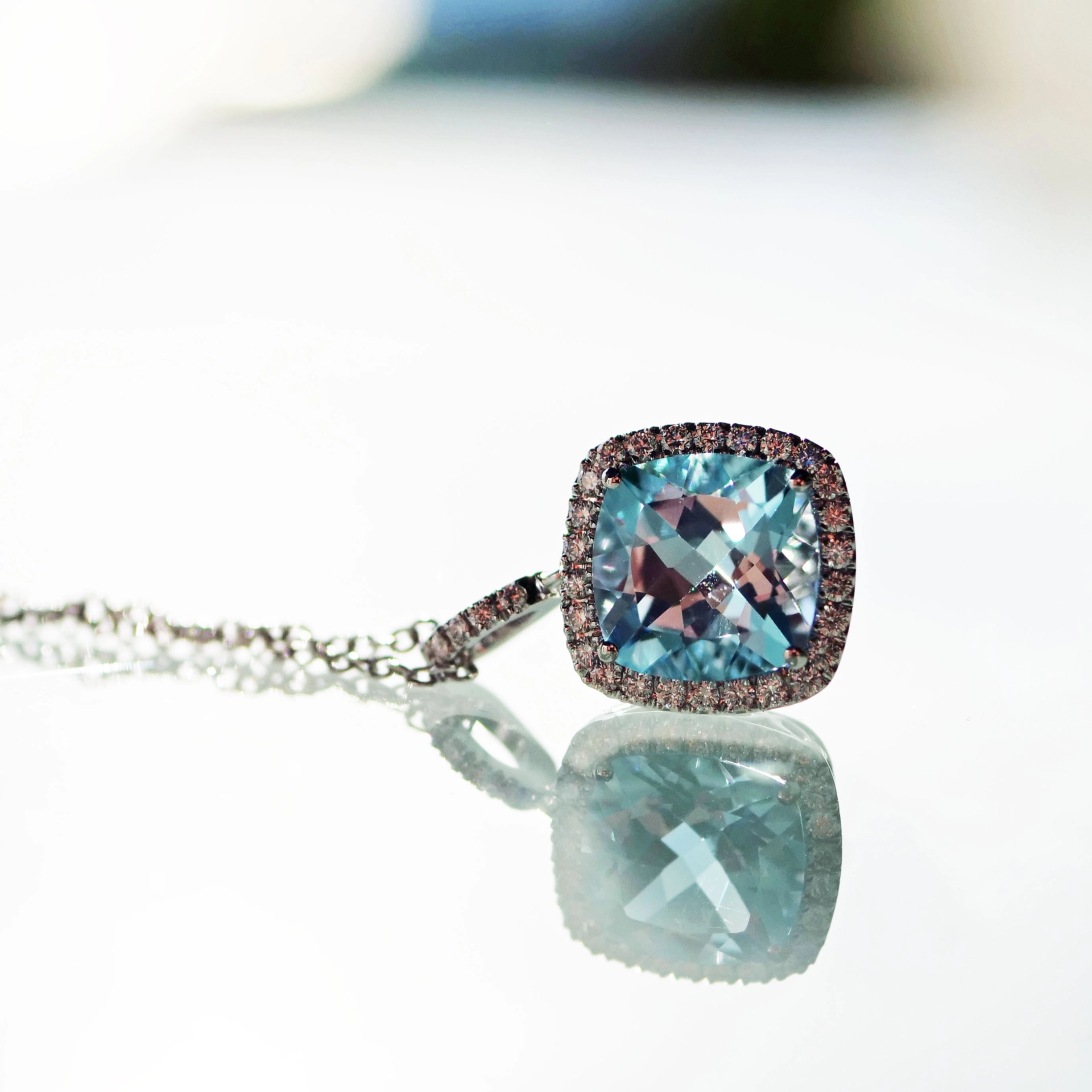 Bluetopaz Brilliant Pendant with Chain 18 kt Whitegold