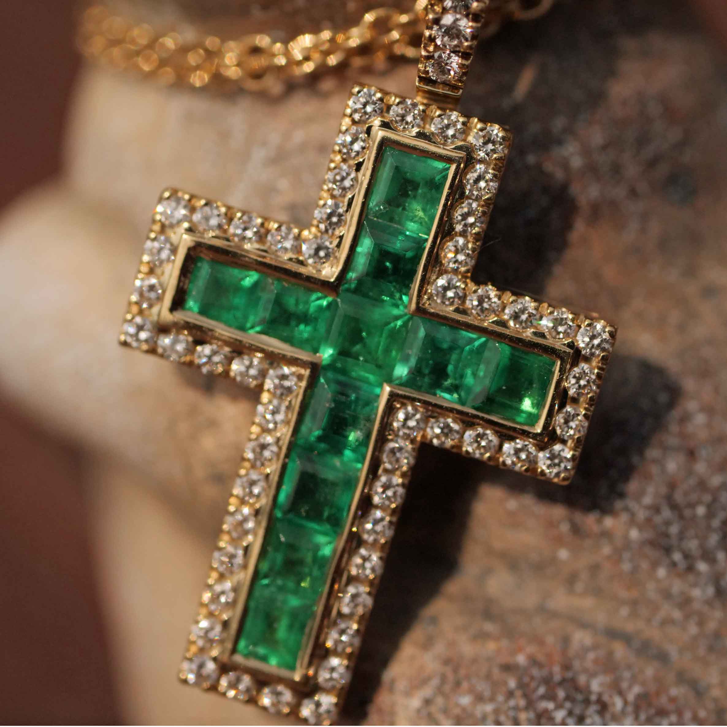 Bright Green AAA+ Panshir Emerald Brilliant Cross with Chain in 750 Yellow Gold - 0.98 ct 0.38 ct TW VS