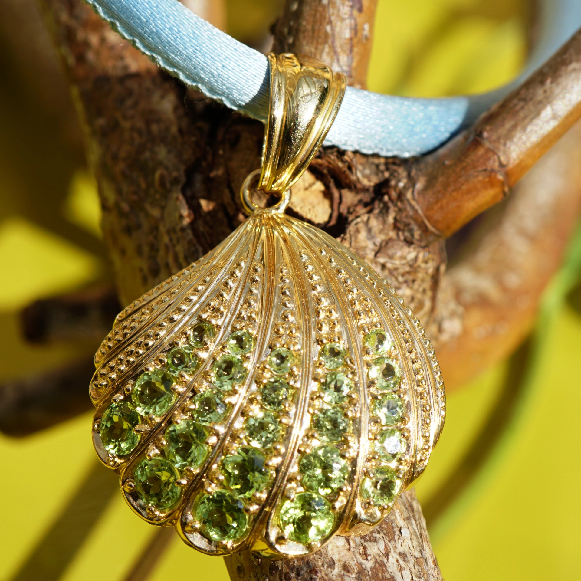 Muschel Anhänger mit Peridots 585er Gold ....hör das Meeresrauschen