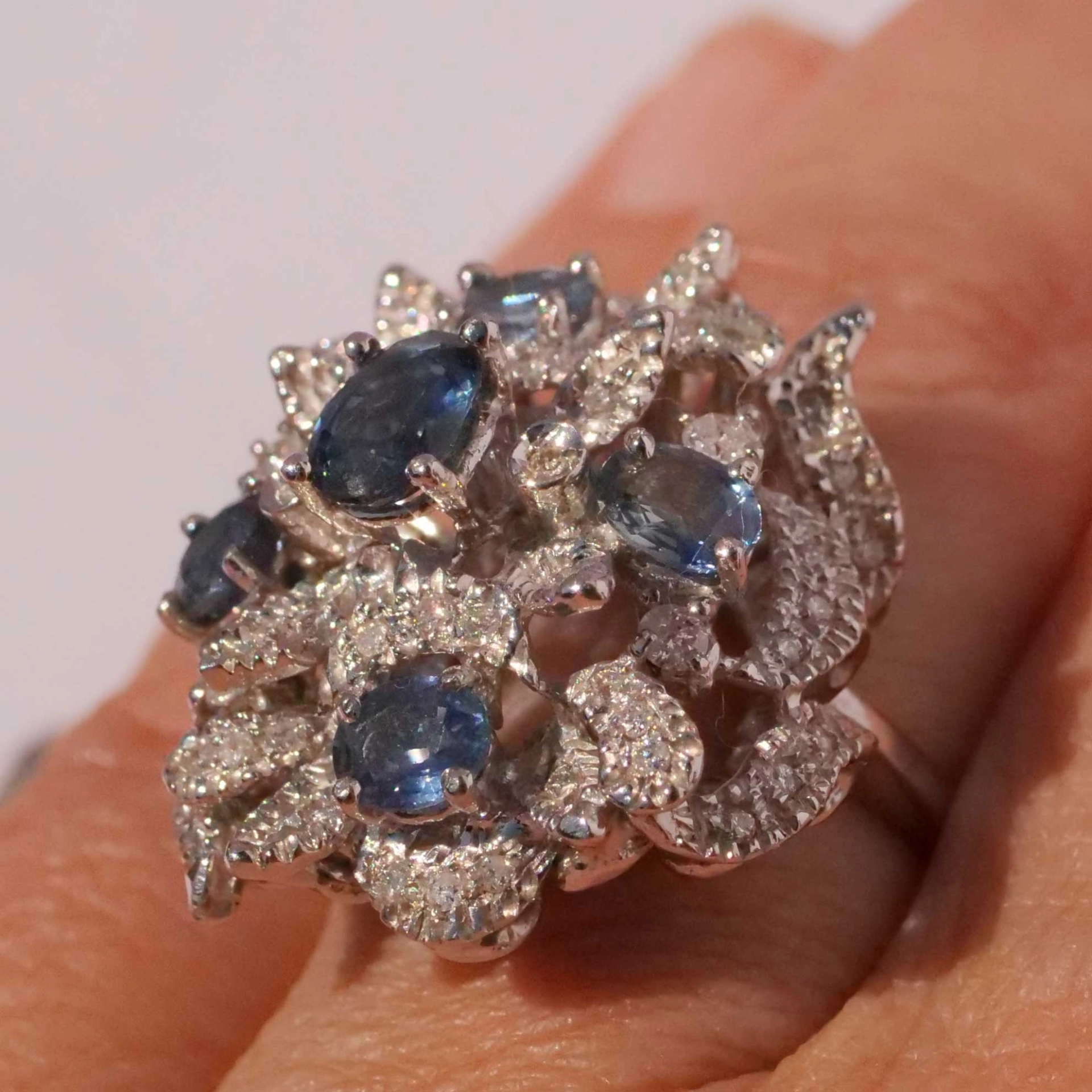 Representative Sapphire Diamond Ring of a special kind 18 kt White Gold 21 x 21 mm