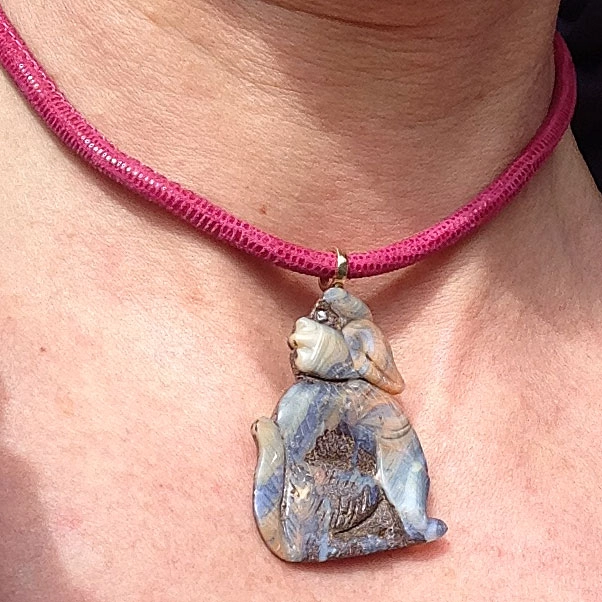 Tier-Anhänger aus Opal-Matrix mit großer Rundöse in 585er-Gold