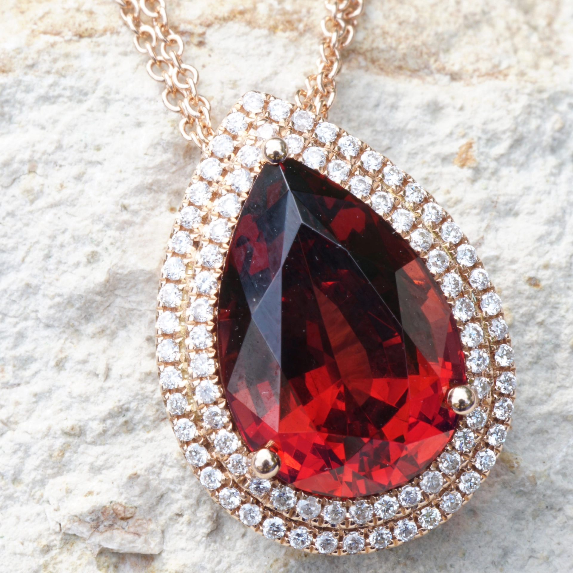 Malaya garnet diamond pendant, 750 rose gold, 5.18 ct, Tanzania .... a quick change artist