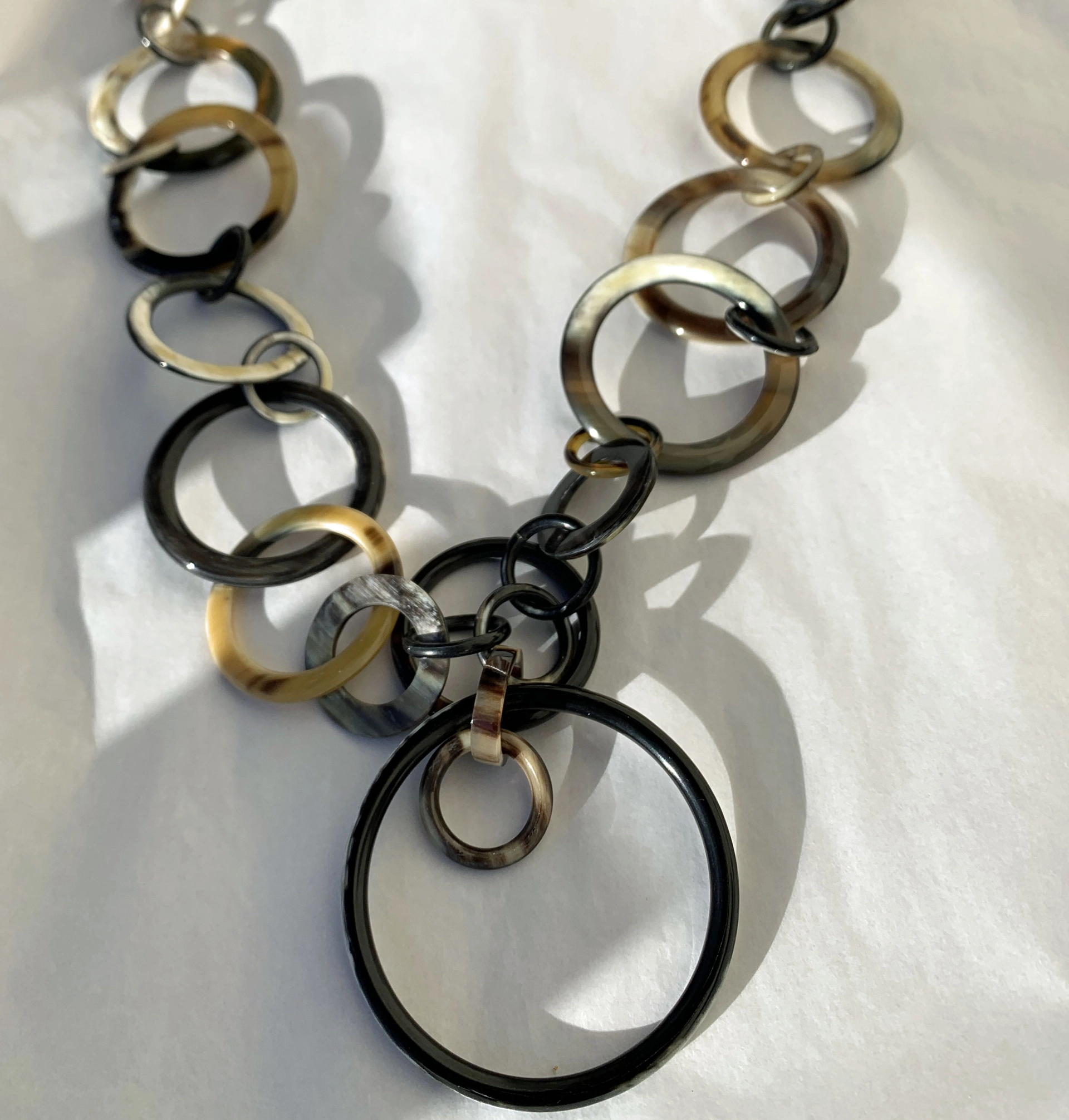 Hornkette unterschiedliche Oval- und Rundringe ca. 100 cm lang mit Hänger locker und easy....