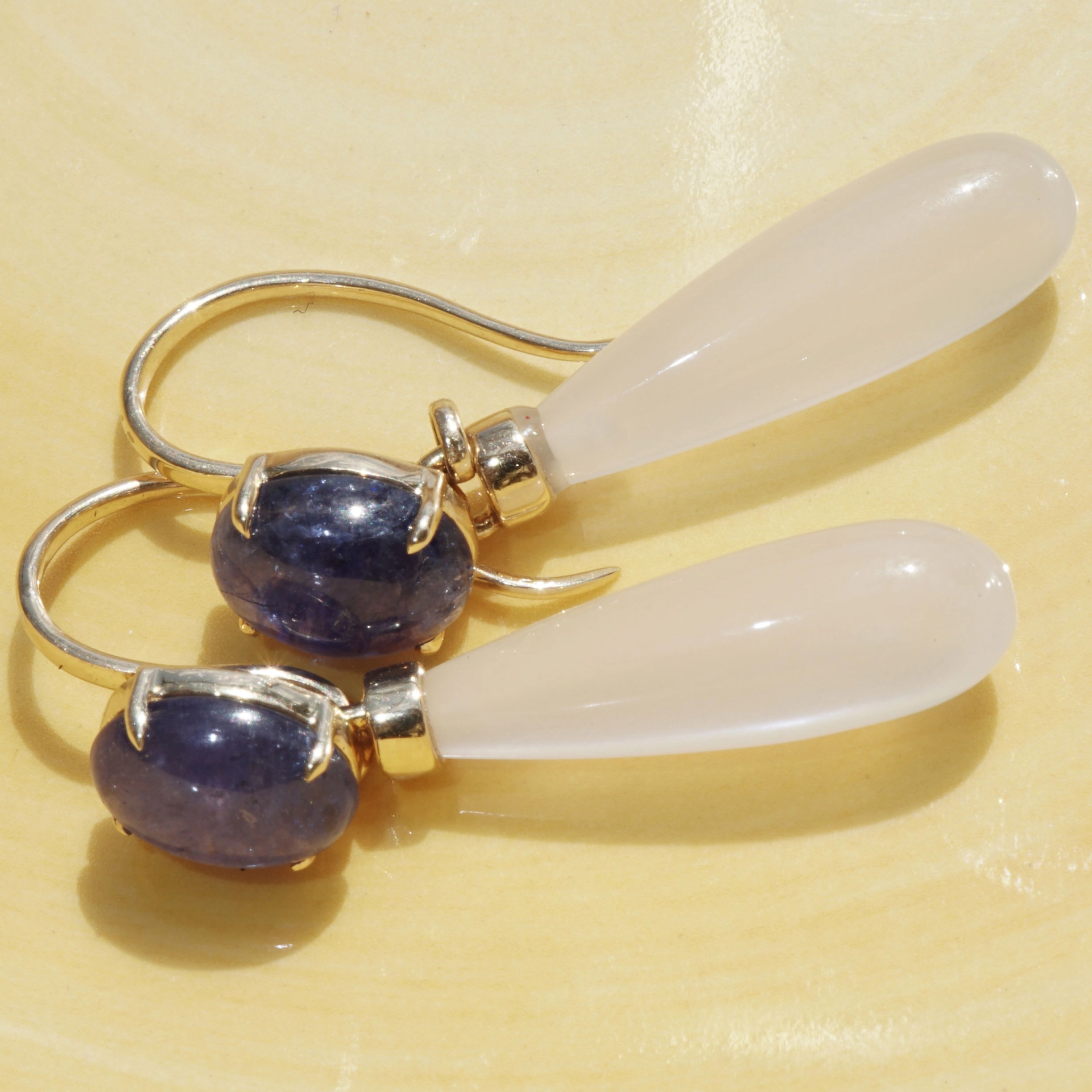 Moonstone Tanzanite Earrings 18 kt Yellowgold...natural Colors...wonderful Combination