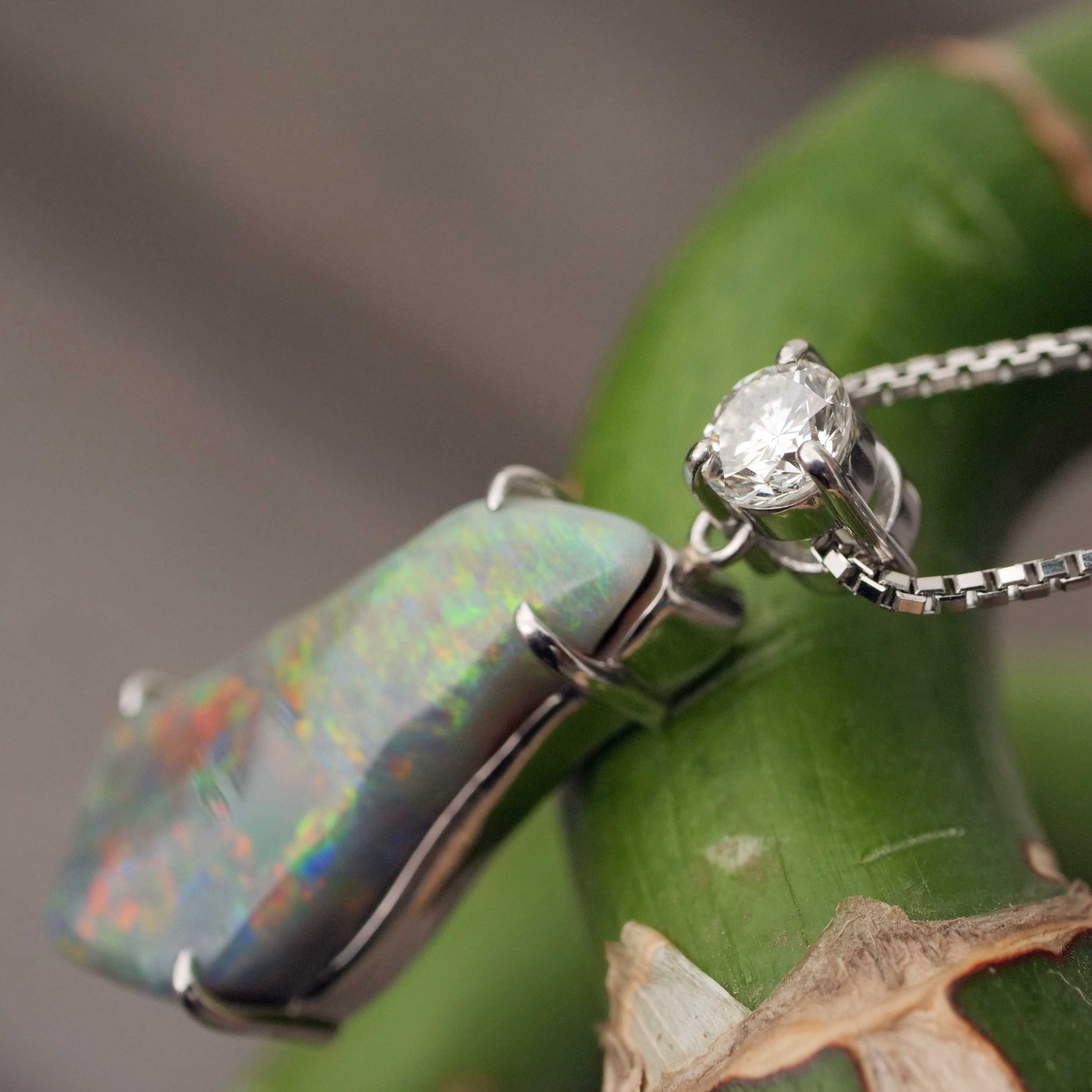 White Full Opal Brilliant Pendant with Chain 900 850 Platinum 4.38 ct 0.284 ct Australia