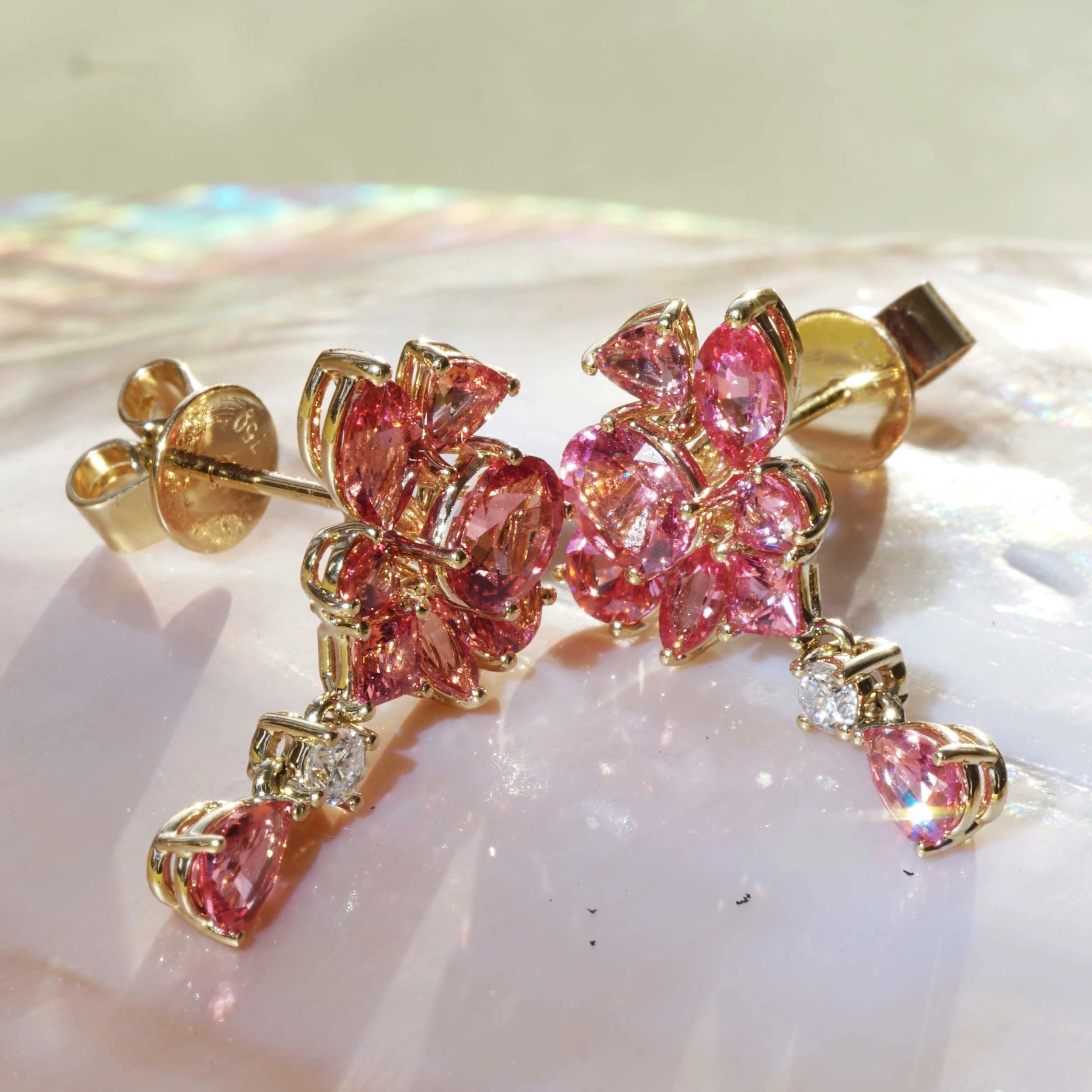 Mahenge Spinel Earrings with overwhelming Colors 18 kt Rosegold