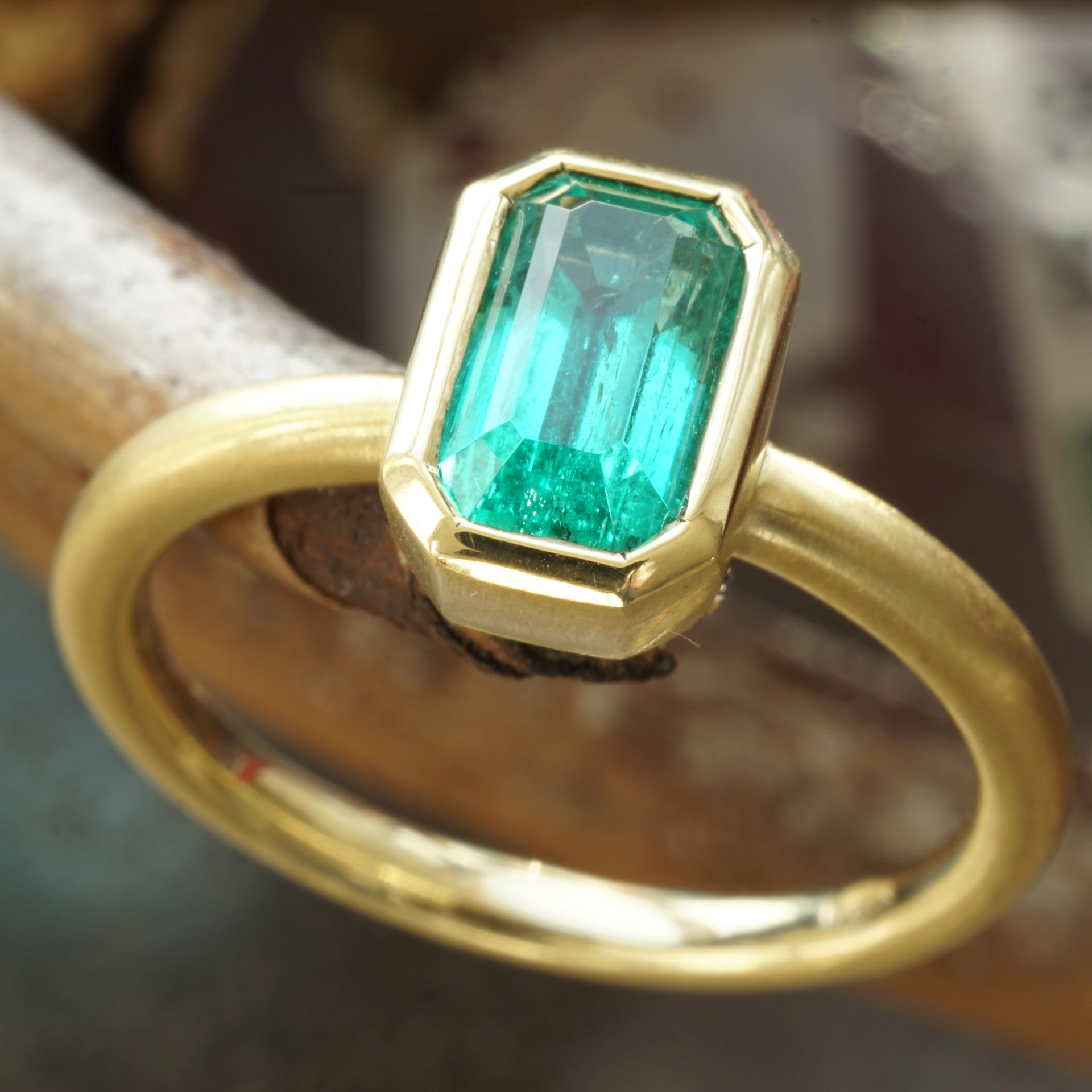 Emerald ring 0.97 ct, top quality from Afghanistan, 750 yellow gold handmade