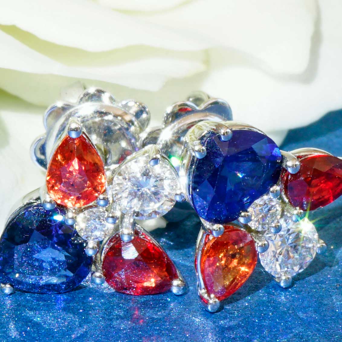 Saphire Diamond Earsticks 18 kt Whitegold...Four Colors create a high Color Tension