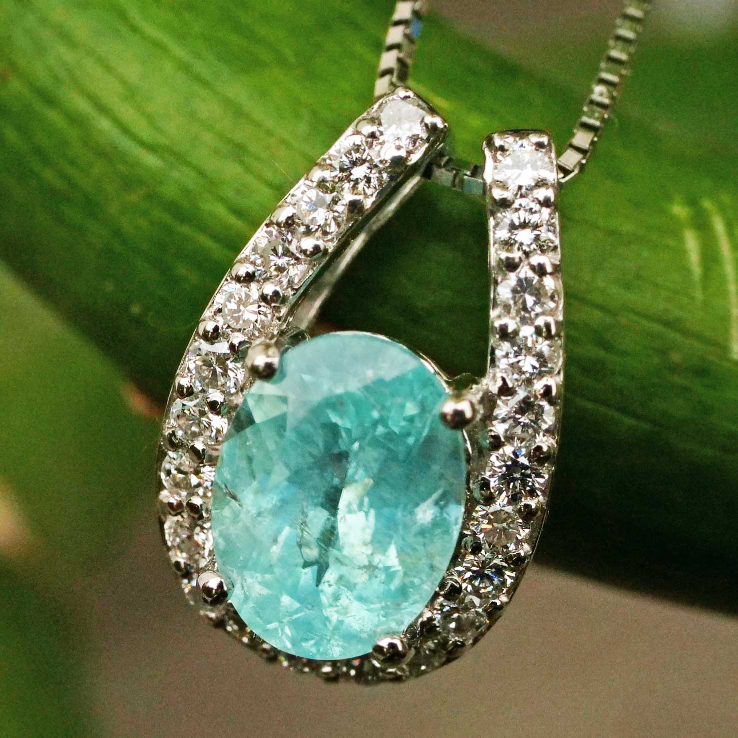 Paraiba Tourmaline Pendant in 900 Platinum with Chain 1.22 ct 0.28 ct Luminous Swimming Pool Turquoise Blue