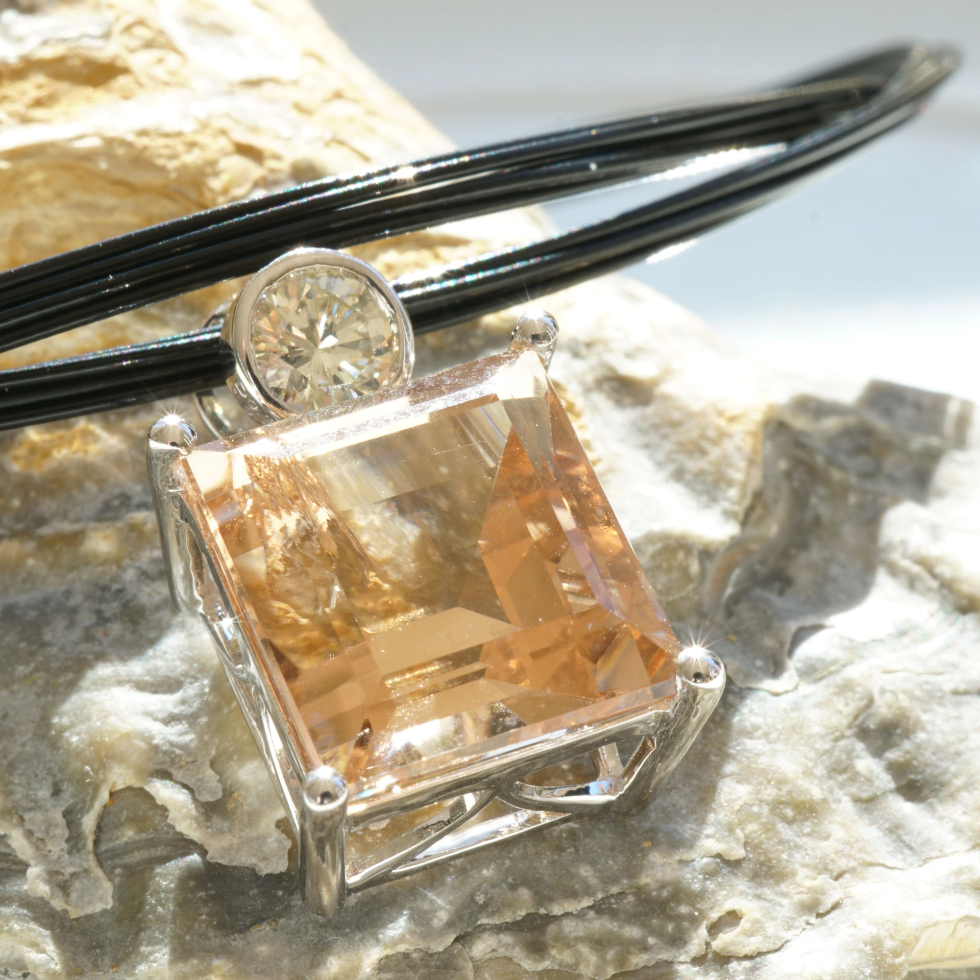 Morganit 9 ct...... amazing Color with IGI Diamond