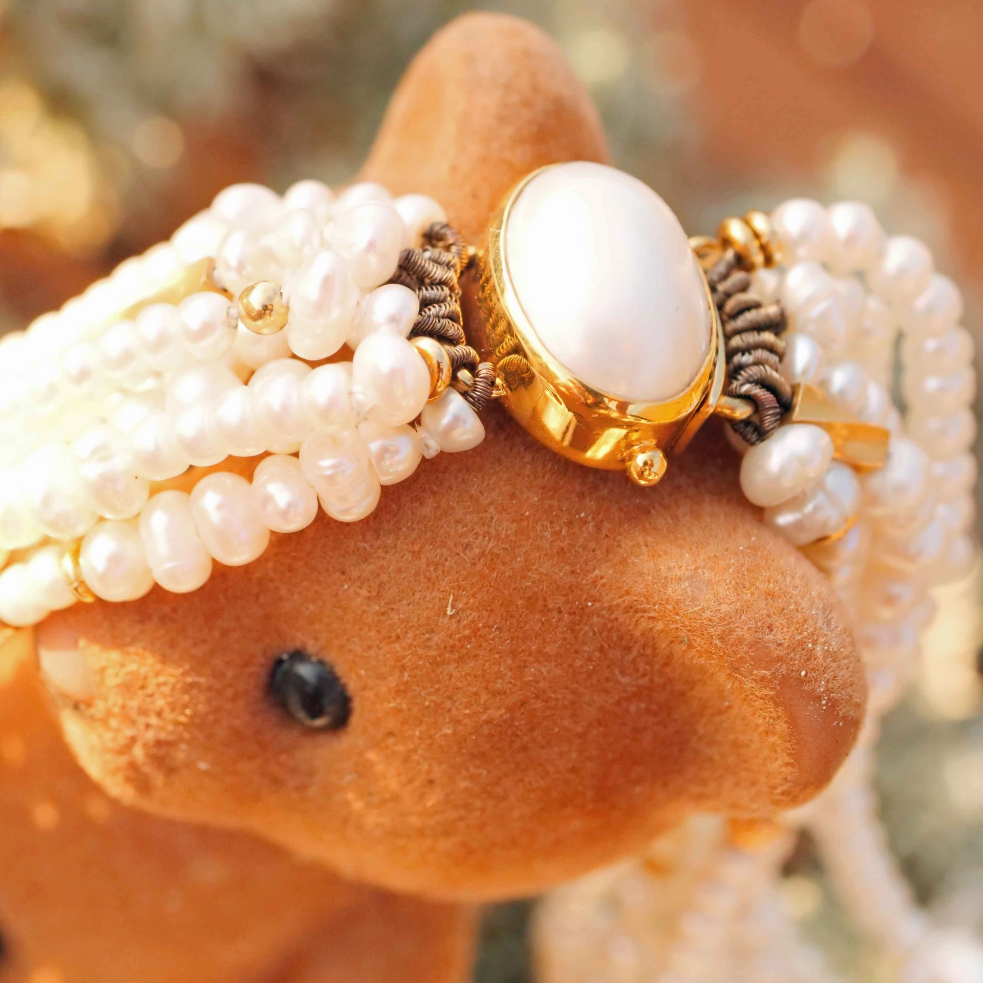 Choker Necklace 18 kt Yellowgold Eight Pearl Strands with beautiful Mabepearl Clasp