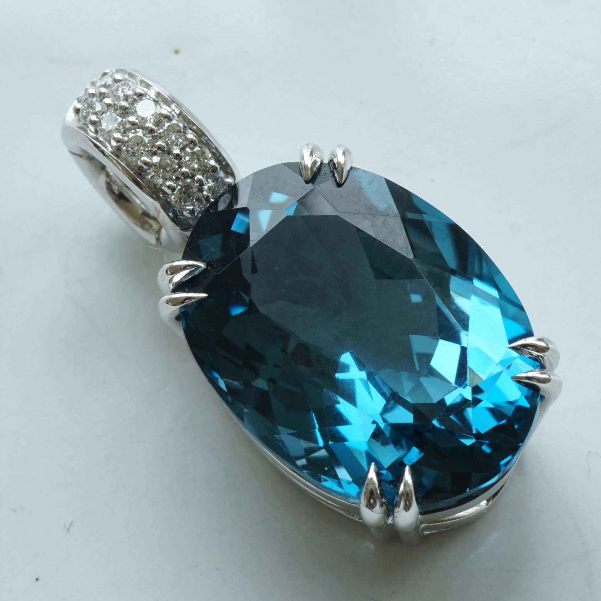 Amazing color Blue forever londen blue topas approx. 15.30 ct, 17,5 x 13 mm, modern setting with fullcut diamonds
