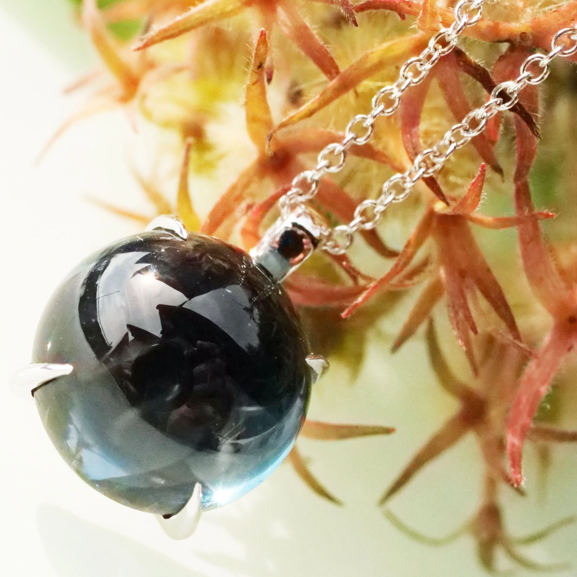 Blue Topaz Pendant with Chain 18 kt White Gold perfect floating Effect and cool Design