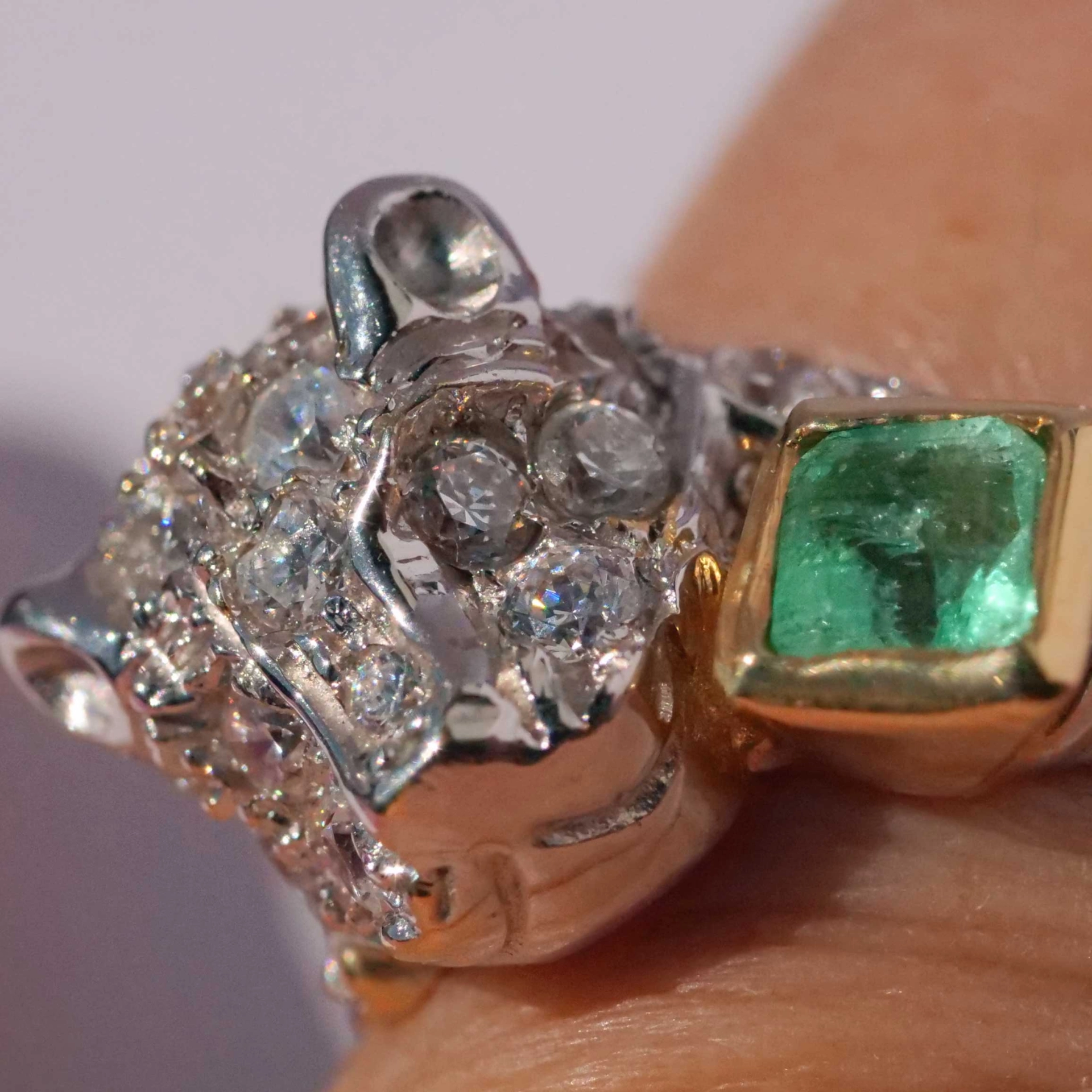 Emerald big Cat Ring 18 kt White Gold 0.25 ct beautifully designed