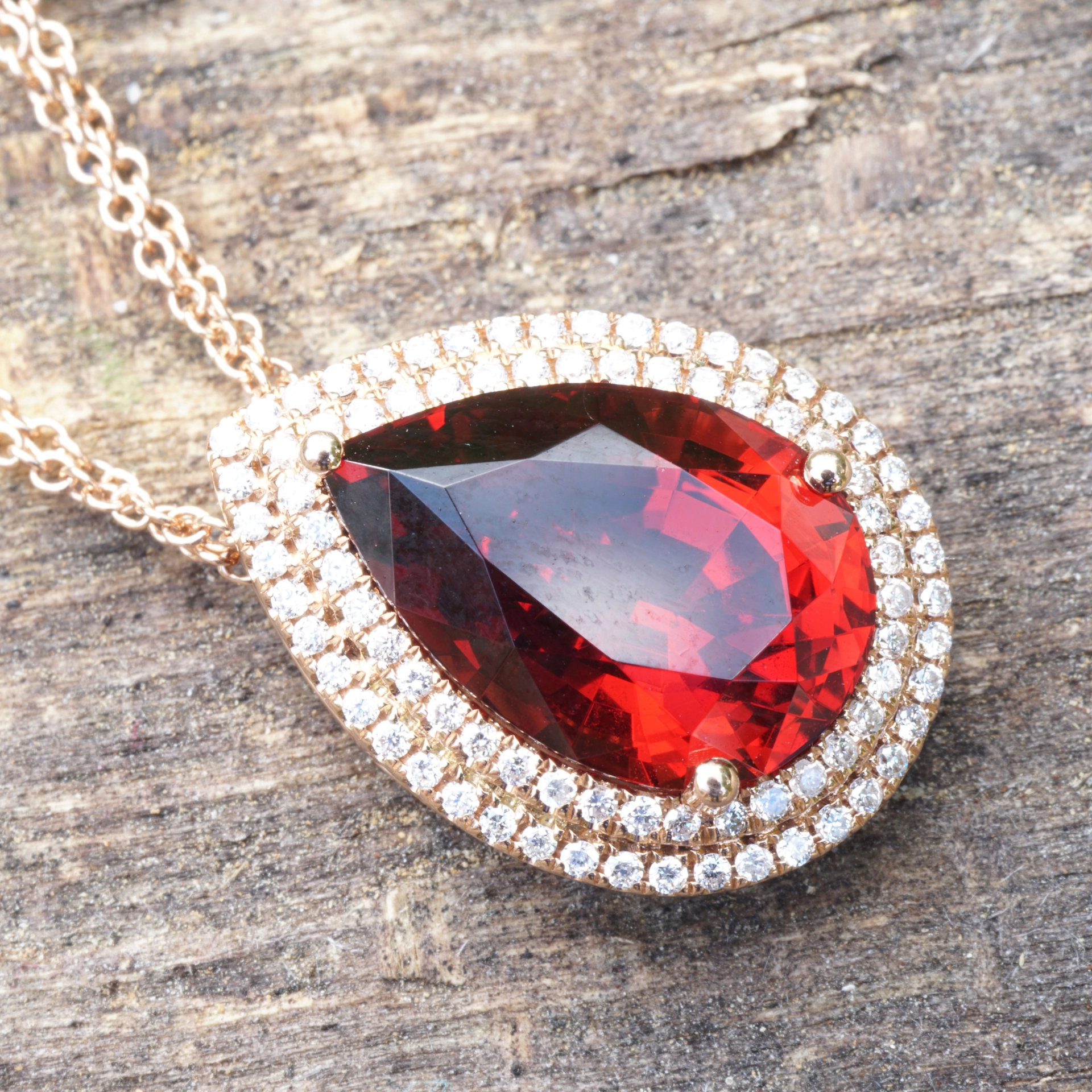 Malaya garnet diamond pendant, 750 rose gold, 5.18 ct, Tanzania .... a quick change artist