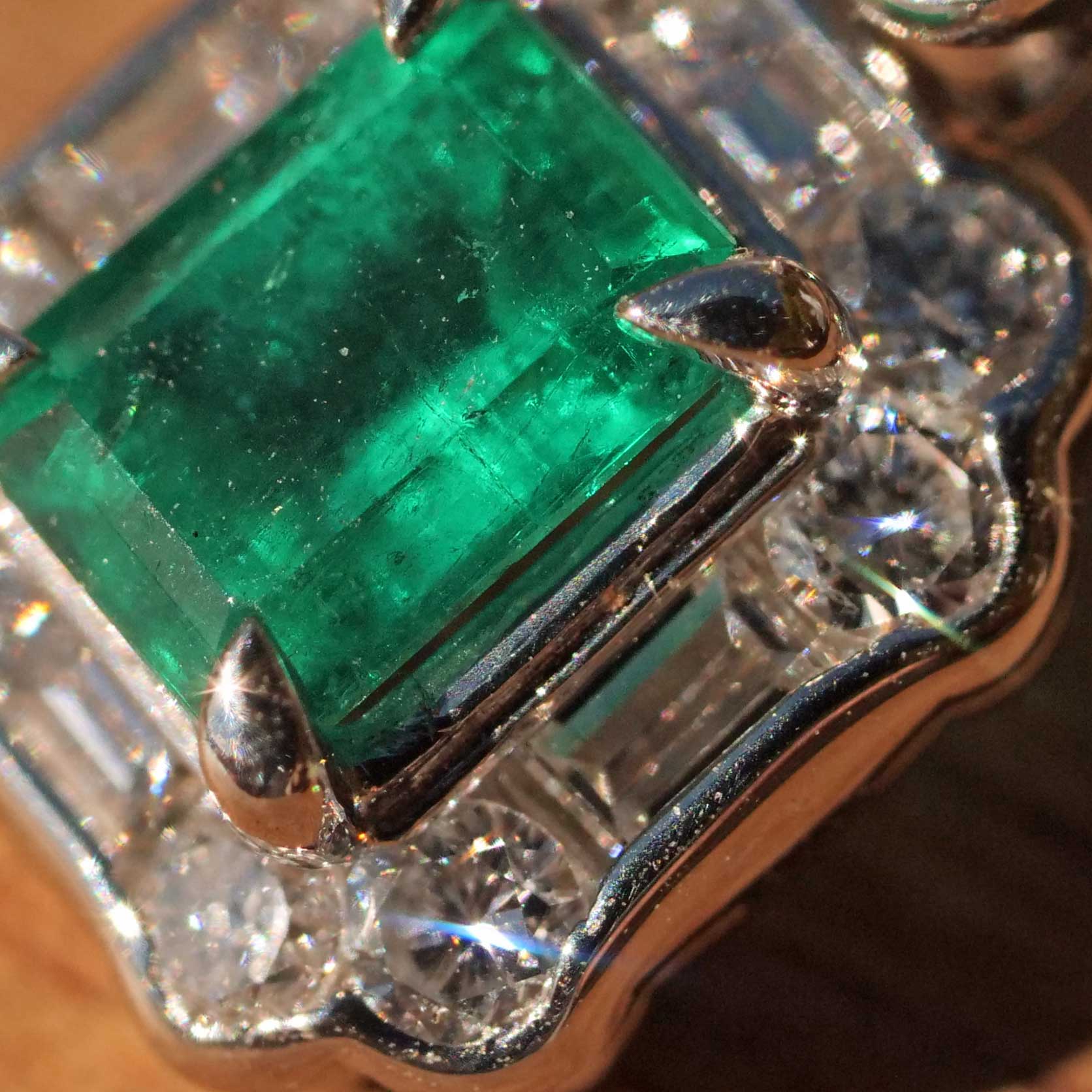 Vivid Green Emerald Brilliant Necklace 900 Platinum 0.48 ct 0.41 ct Colombia