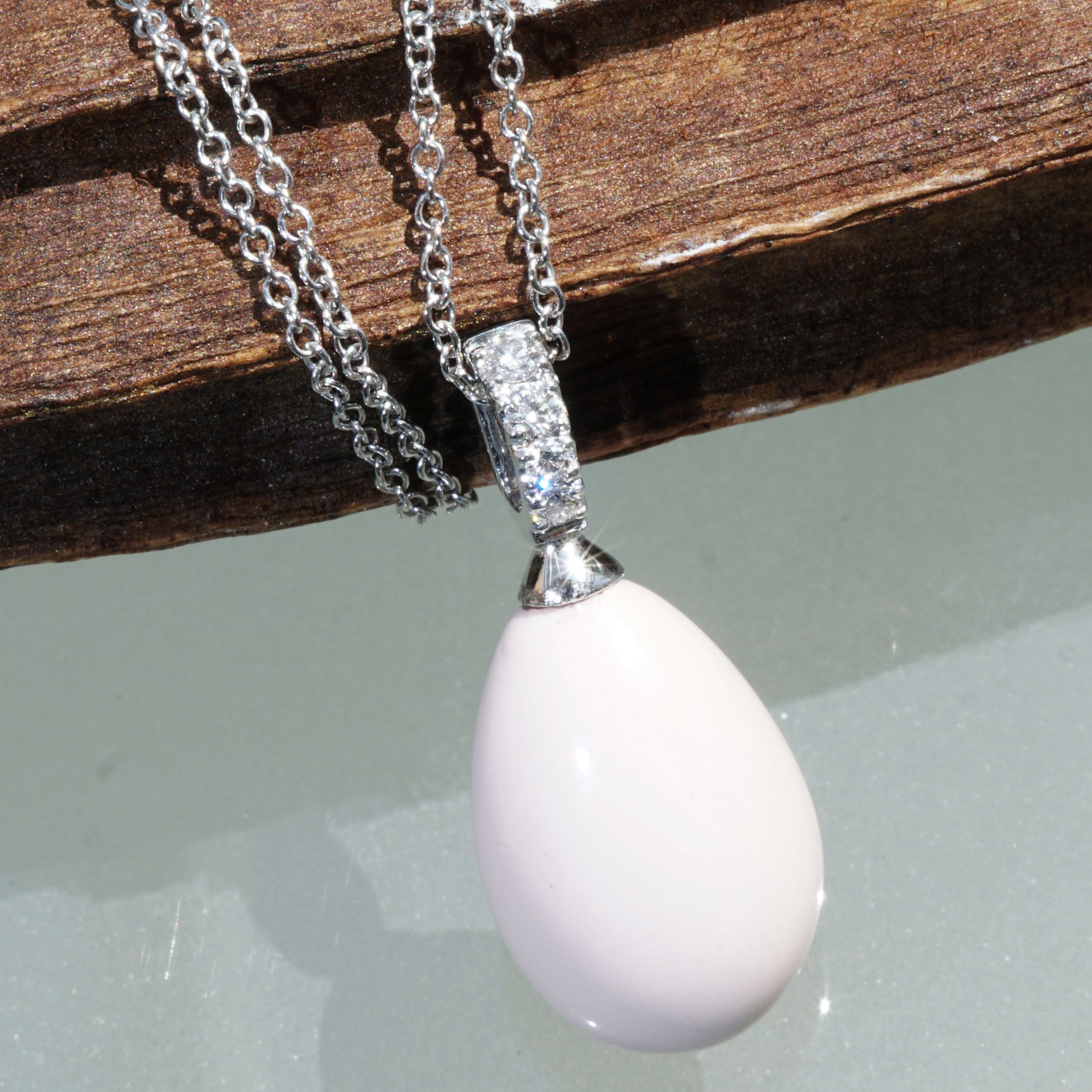 Fine Angel Skin Drop Brilliant Pendant with Chain 18 kt White Gold...sooo elegant