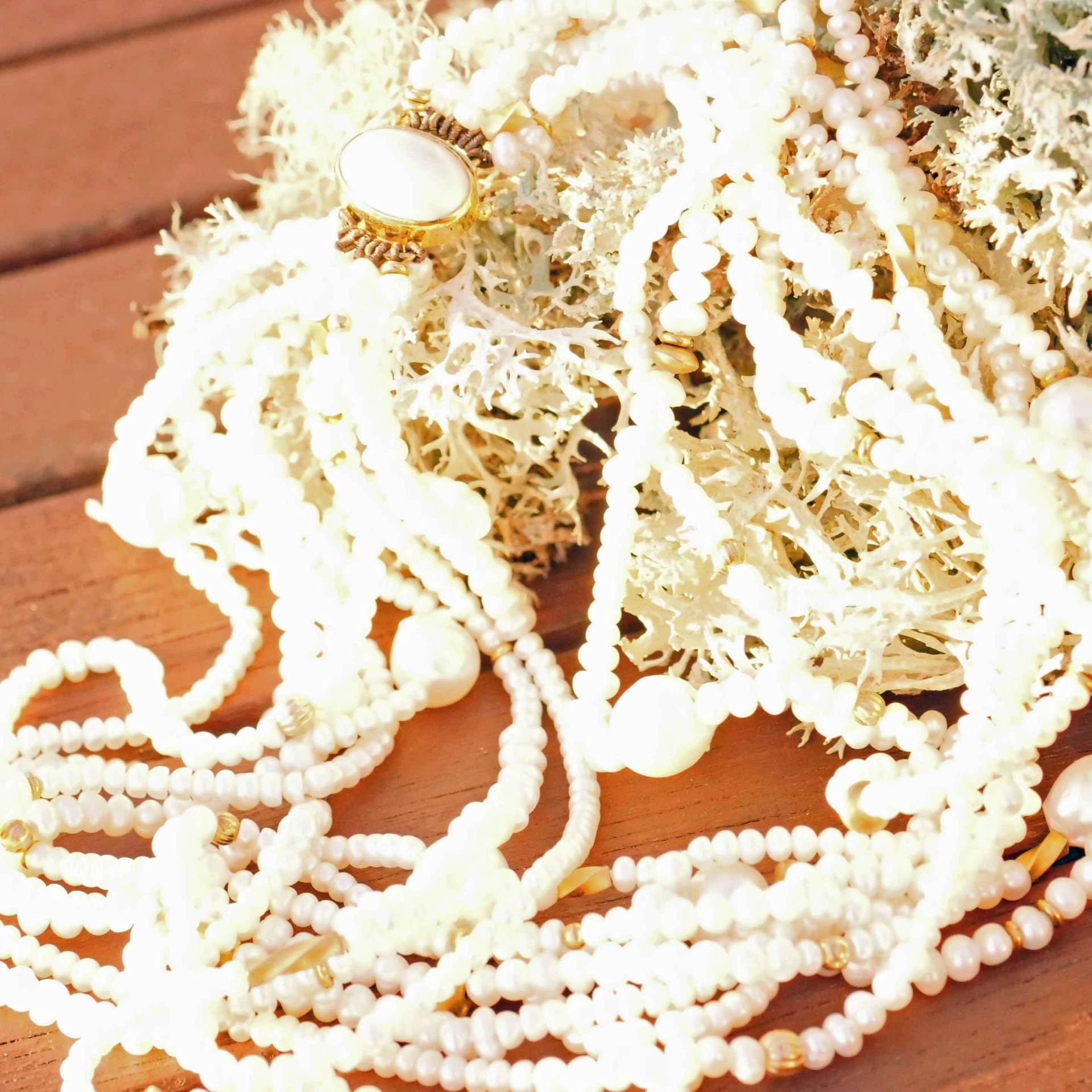 Choker Necklace 18 kt Yellowgold Eight Pearl Strands with beautiful Mabepearl Clasp