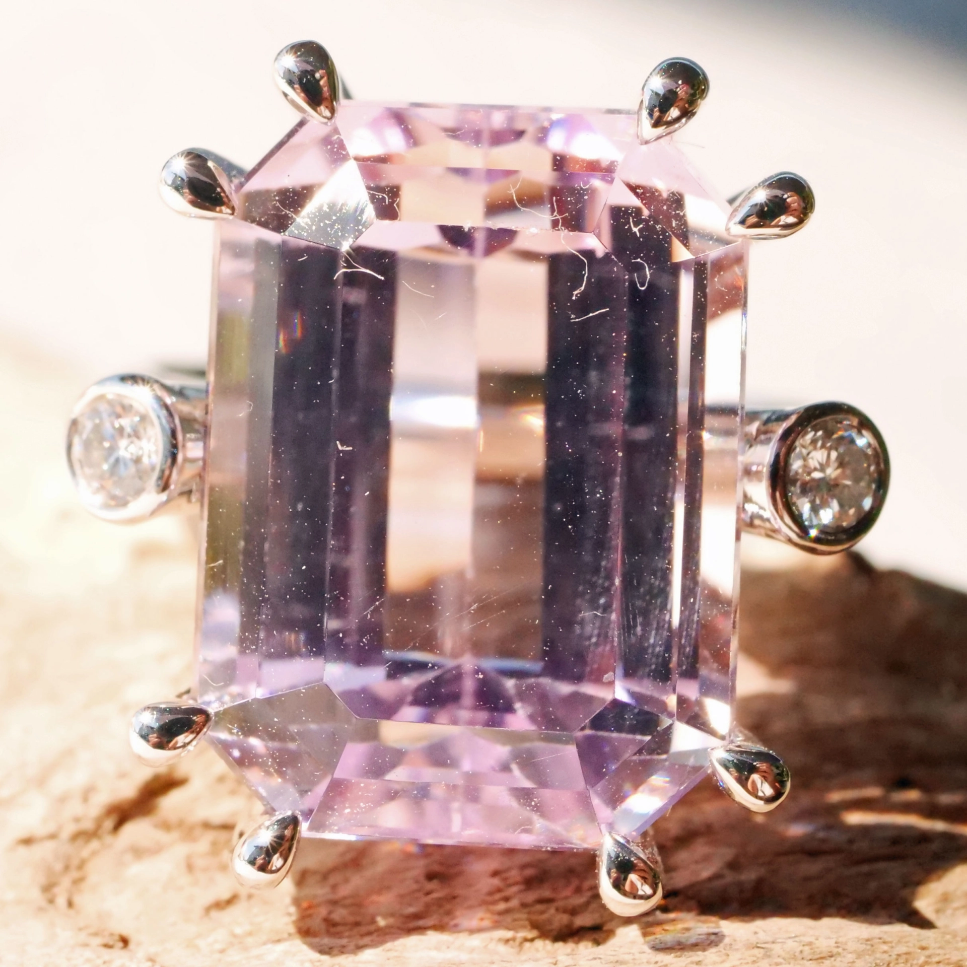 Kunzite Brilliant Ring 18 kt White Gold 18.64 ct 0.13 ct.....very chic set