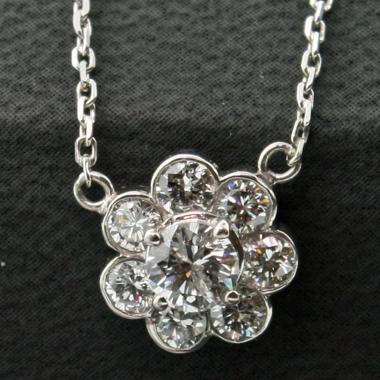 Diamant-Anhänger mit Kette, 900er-Platin,Mittelstein 0.43 ct, Besatzsteine 0.71 ct