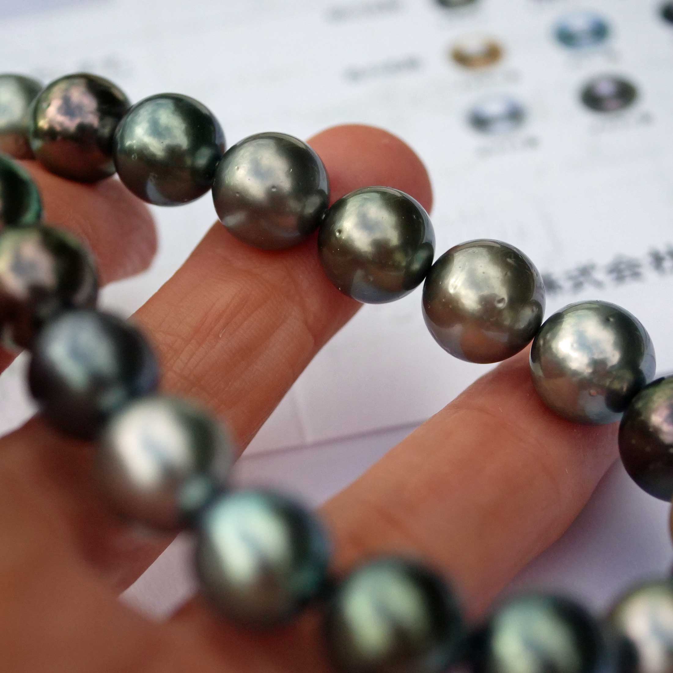 Tahitian Cultured Pearl Strand 11-13.5 mm multicolor AAA+-AAA round very strong Luster with Certificate