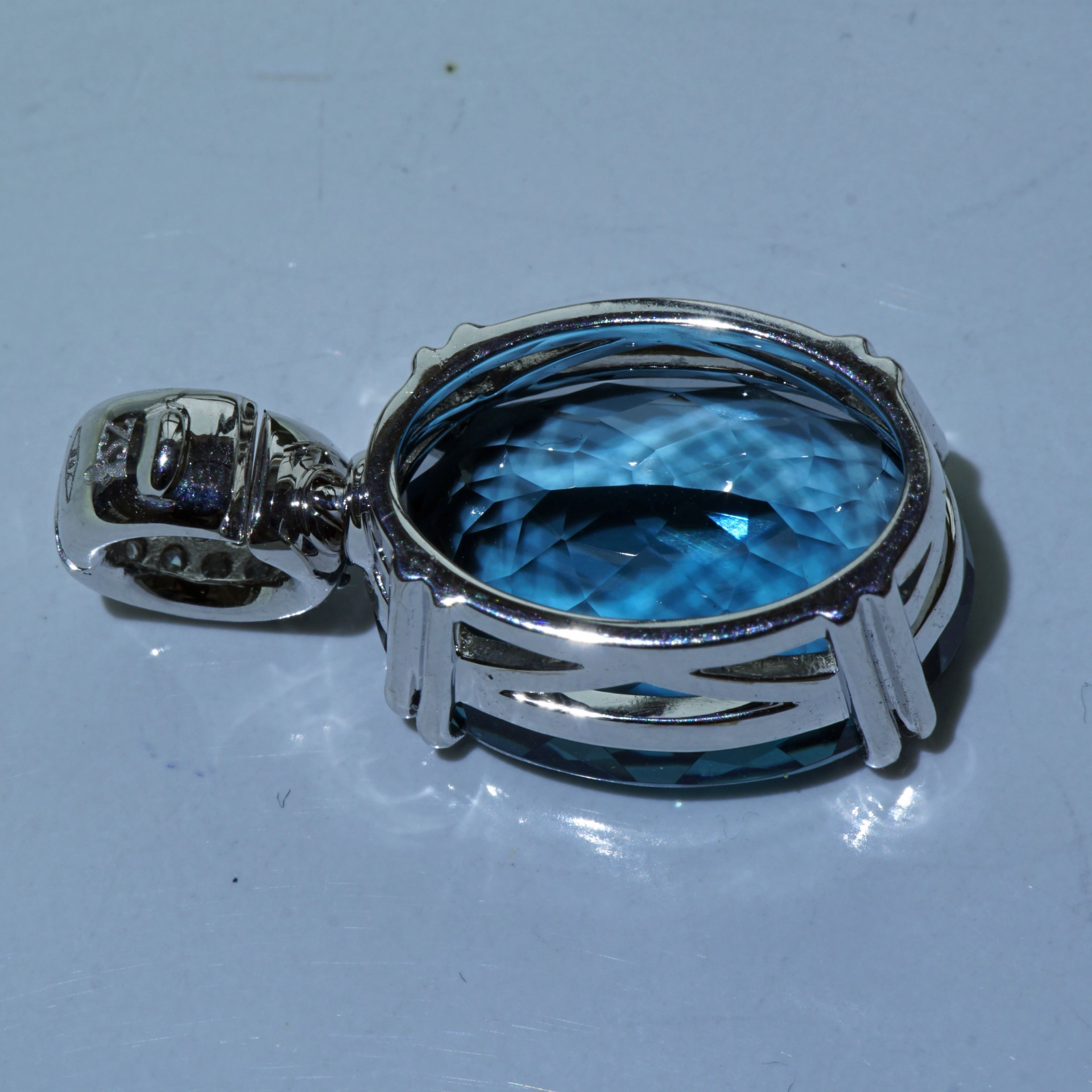 Amazing color Blue forever londen blue topas approx. 15.30 ct, 17,5 x 13 mm, modern setting with fullcut diamonds