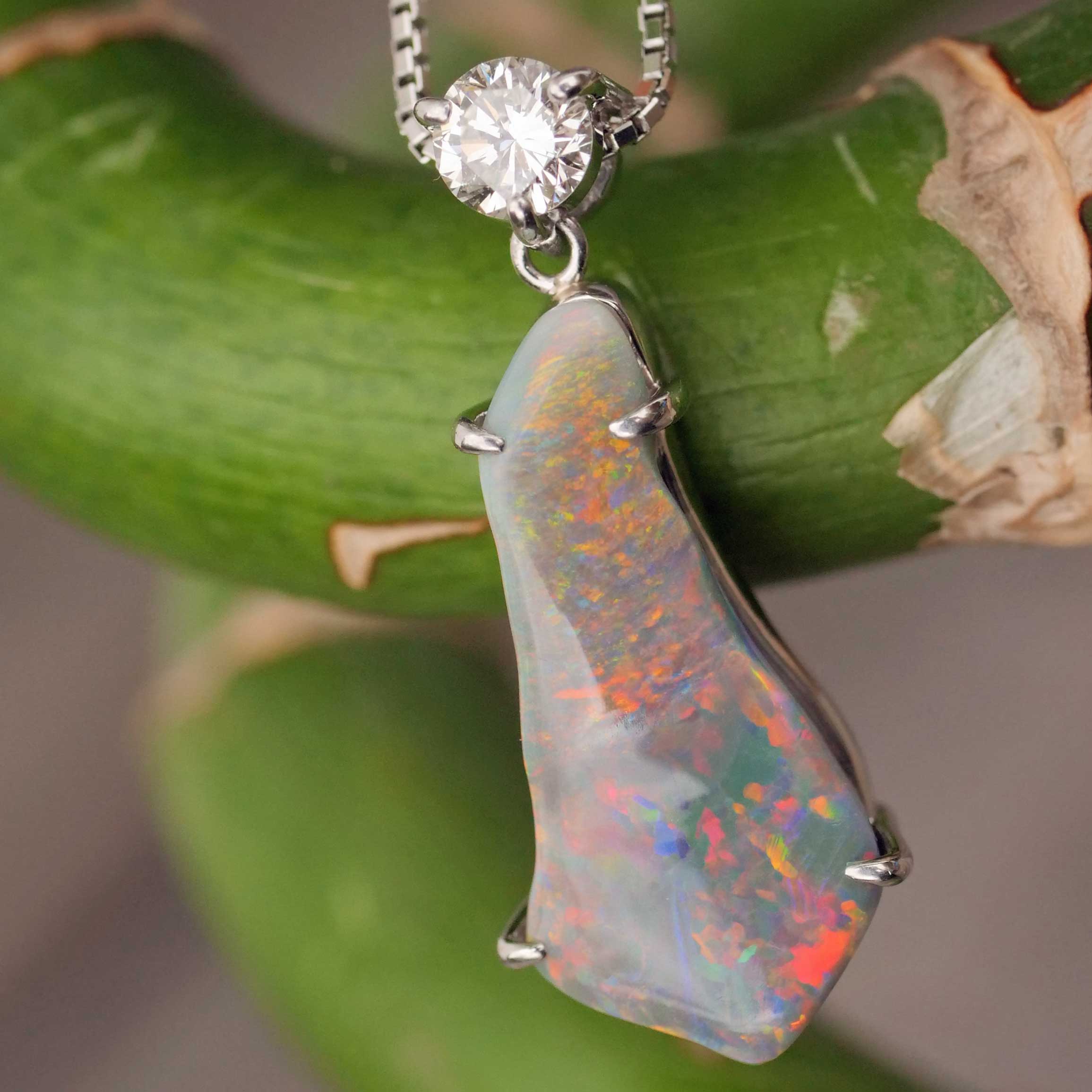 White Full Opal Brilliant Pendant with Chain 900 850 Platinum 4.38 ct 0.284 ct Australia