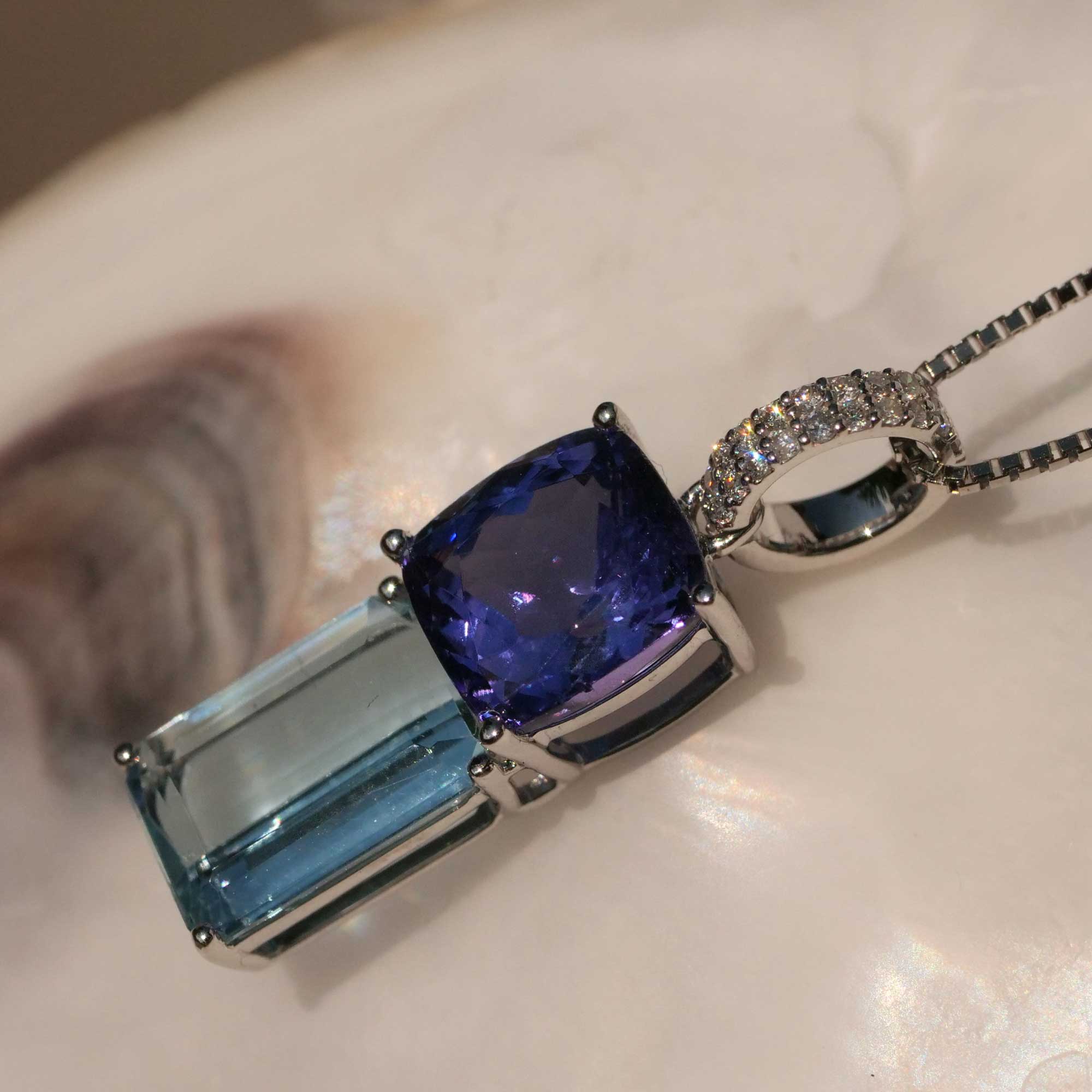Aquamarine Tanzanite Brilliant Pendant 750 white gold from Tanzania and Brazil..what colors