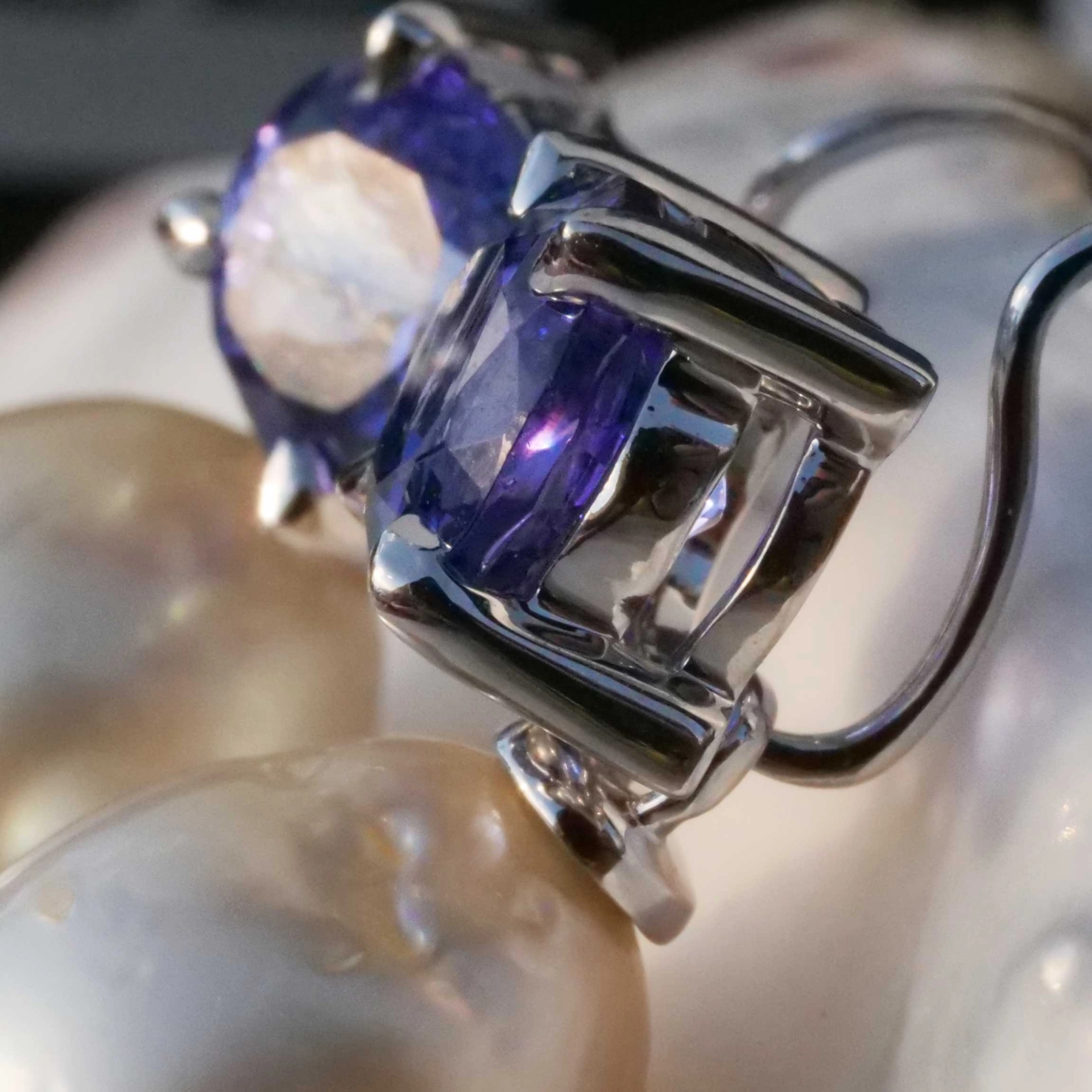 Tansanite South Sea Earrings 18 kt White Gold 3.22 ct...Pearls can be removed