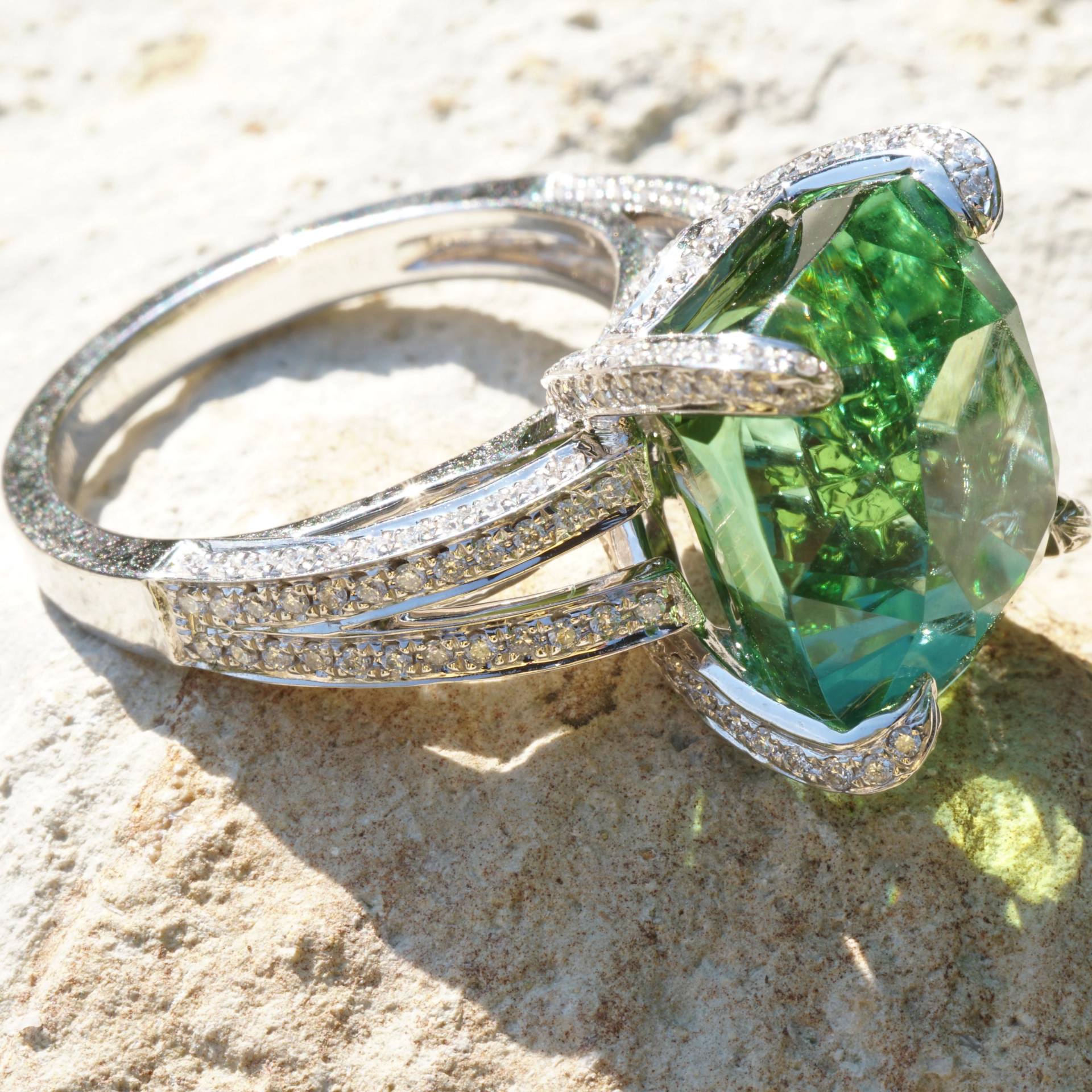 what a kind of magic...a magnific green light mint tourmalin, 14.64 ct, loupeclean