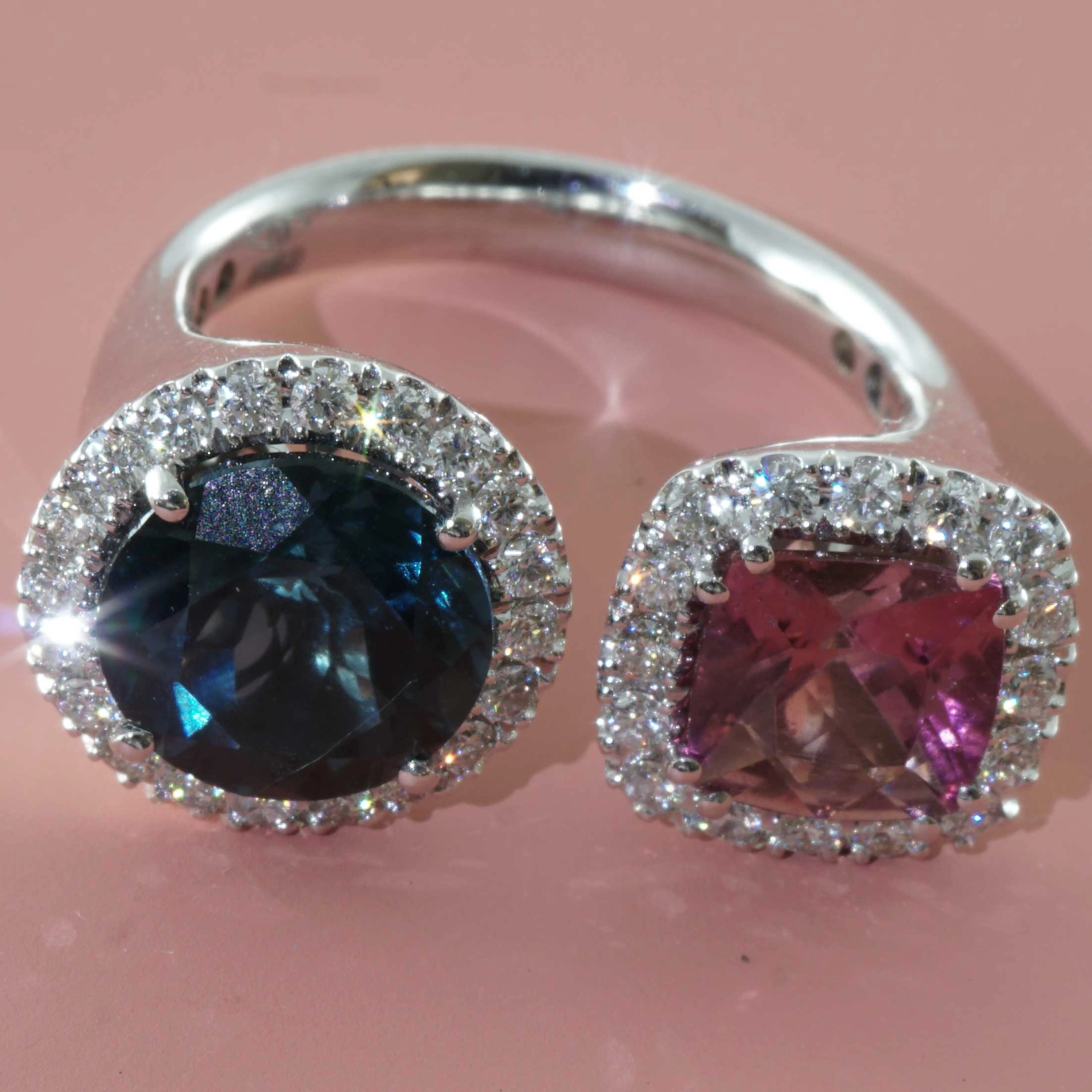 Wonderful Twin Ring 18 kt White Gold Tourmaline and Topaz with Brilliants surrounded
