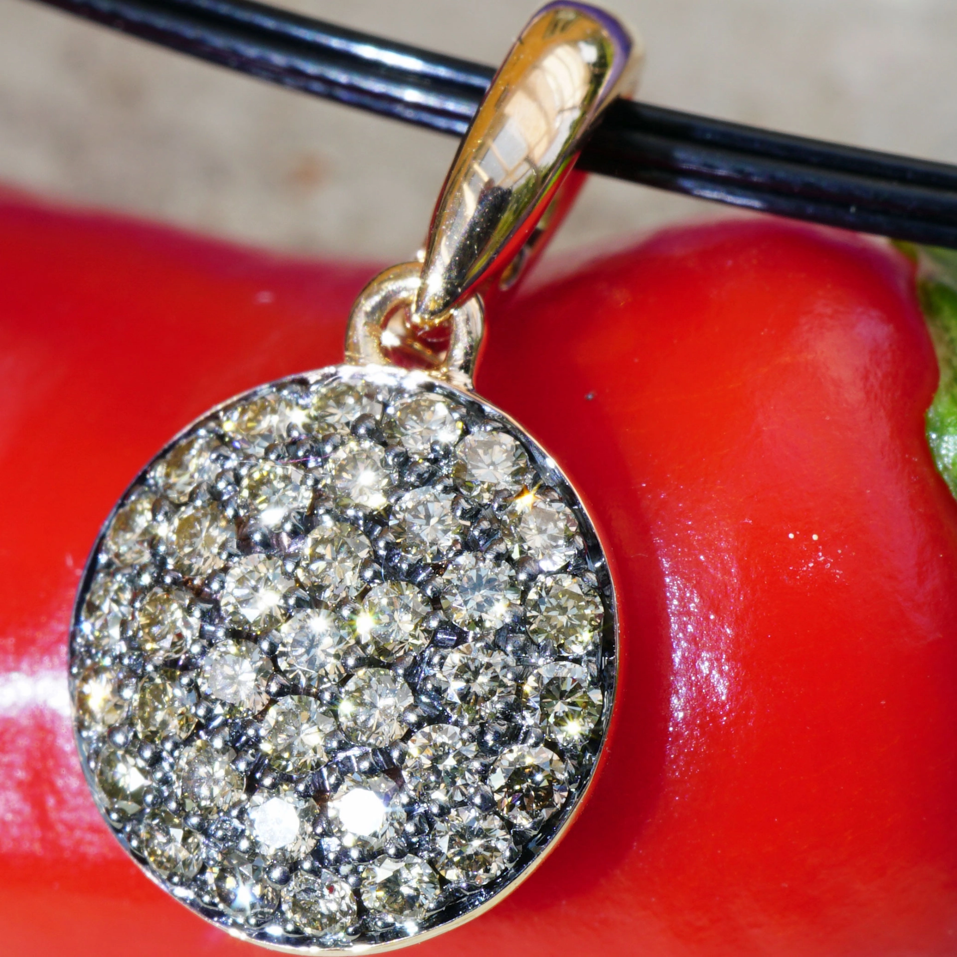 A chic Diamond Pendant that convinces....18 kt Rosegold made in Italy
