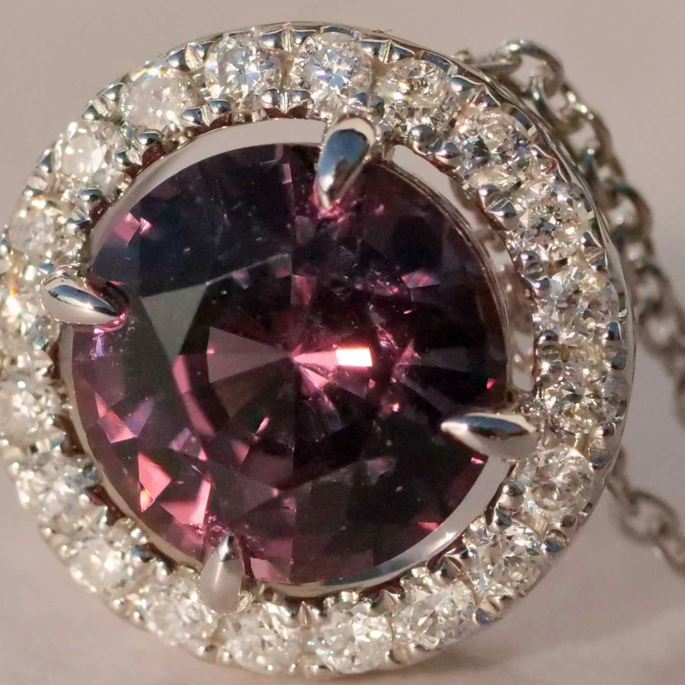 Spinel Brilliant Pendant 1.50 ct 0.14 ct TW VS..natural Color pink-violet-aubergine 18kt White Gold