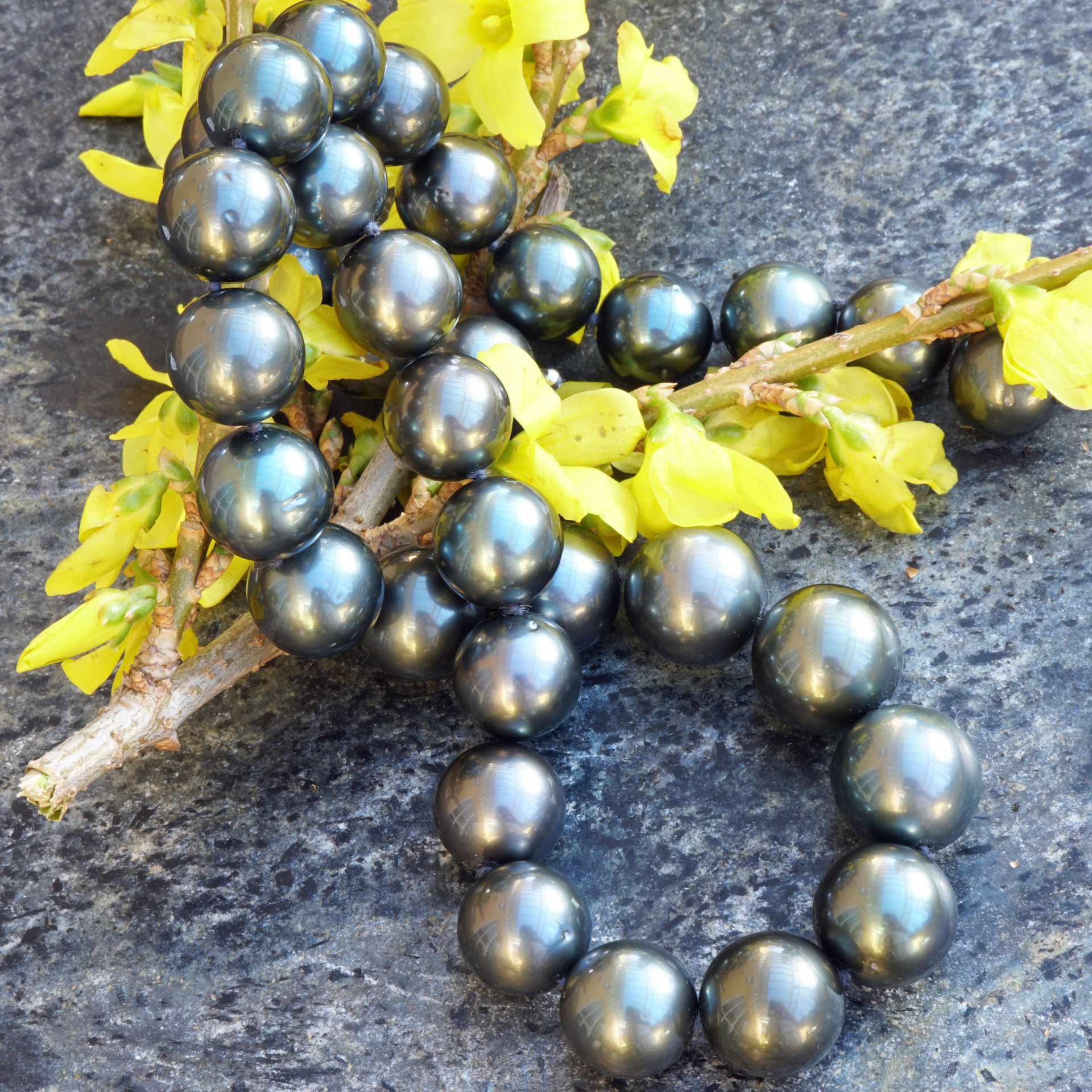 Round Tahitian cultured Pearl Necklace in black-dark anthracite AAA+ 8-10,8mm