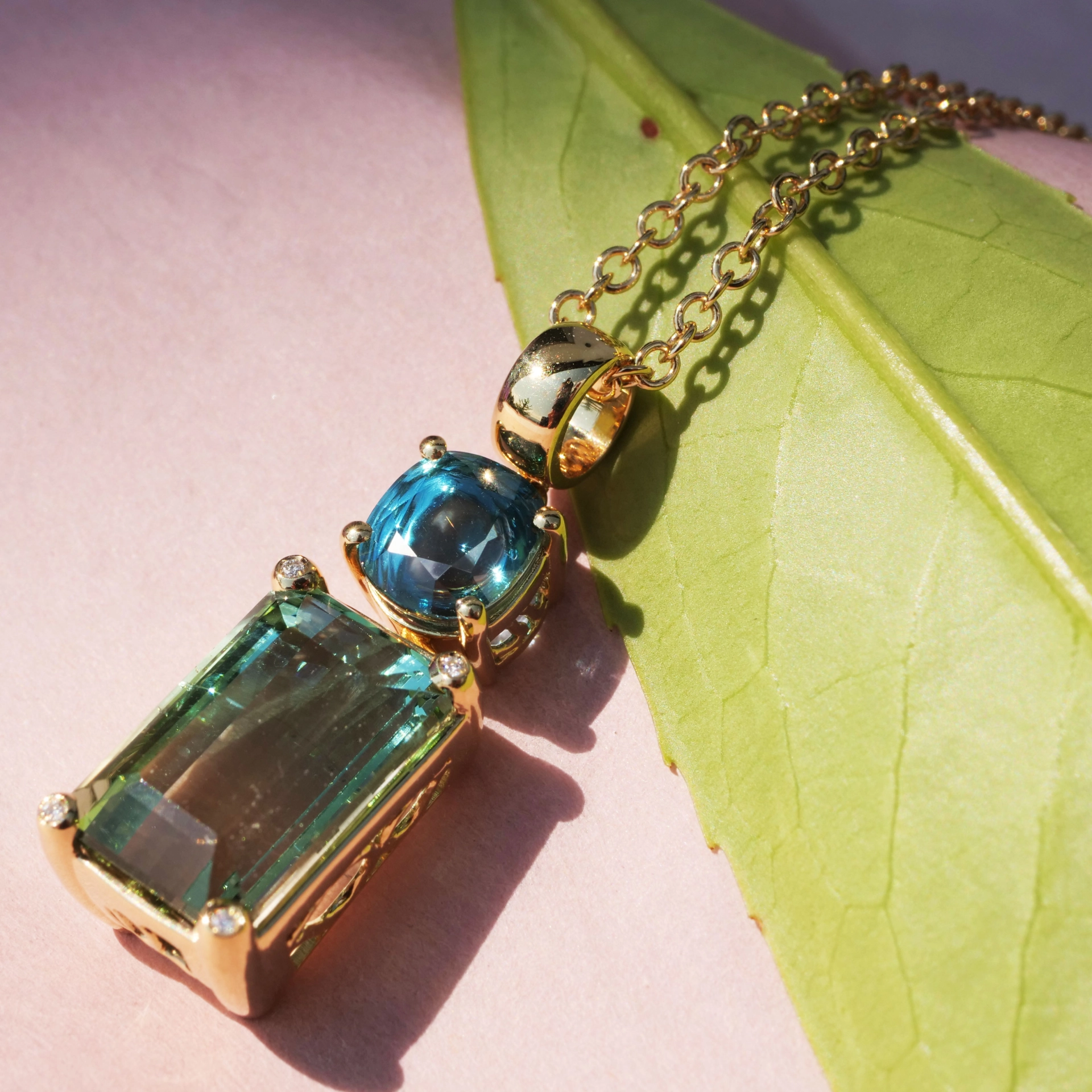 Tourmaline Zirkon Brilliant Pendant in 750 Yellow Gold blue-green Bicolor. 9.60 ct Africa/Congo