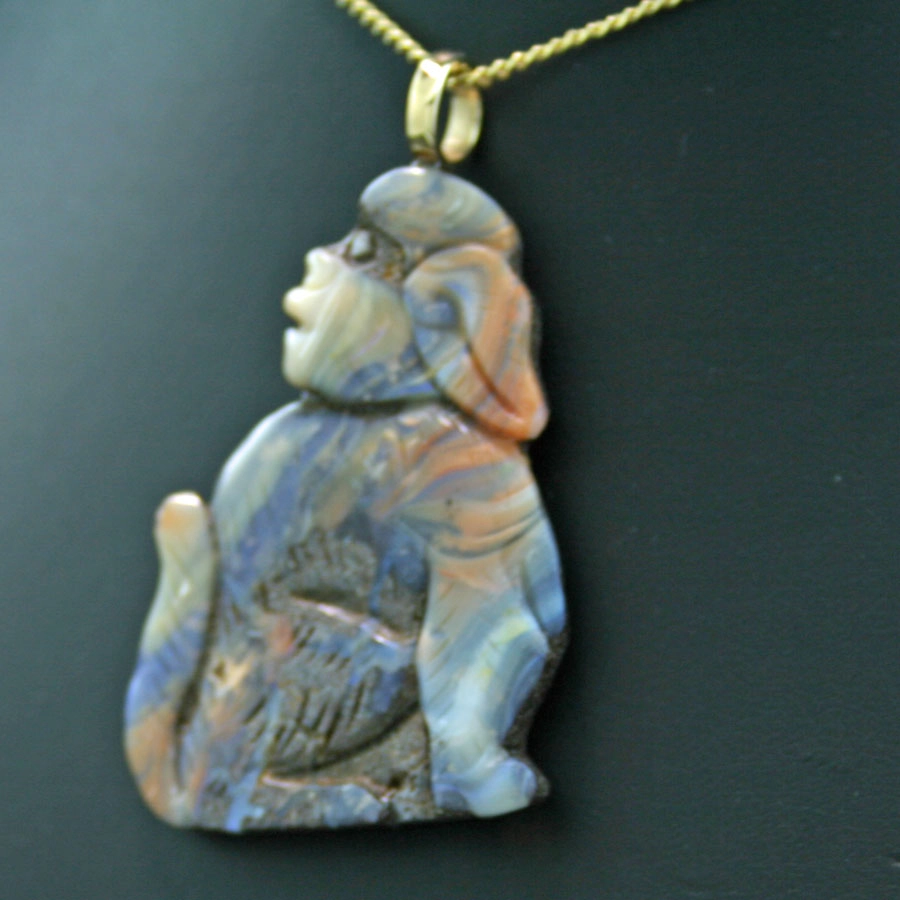 Tier-Anhänger aus Opal-Matrix mit großer Rundöse in 585er-Gold