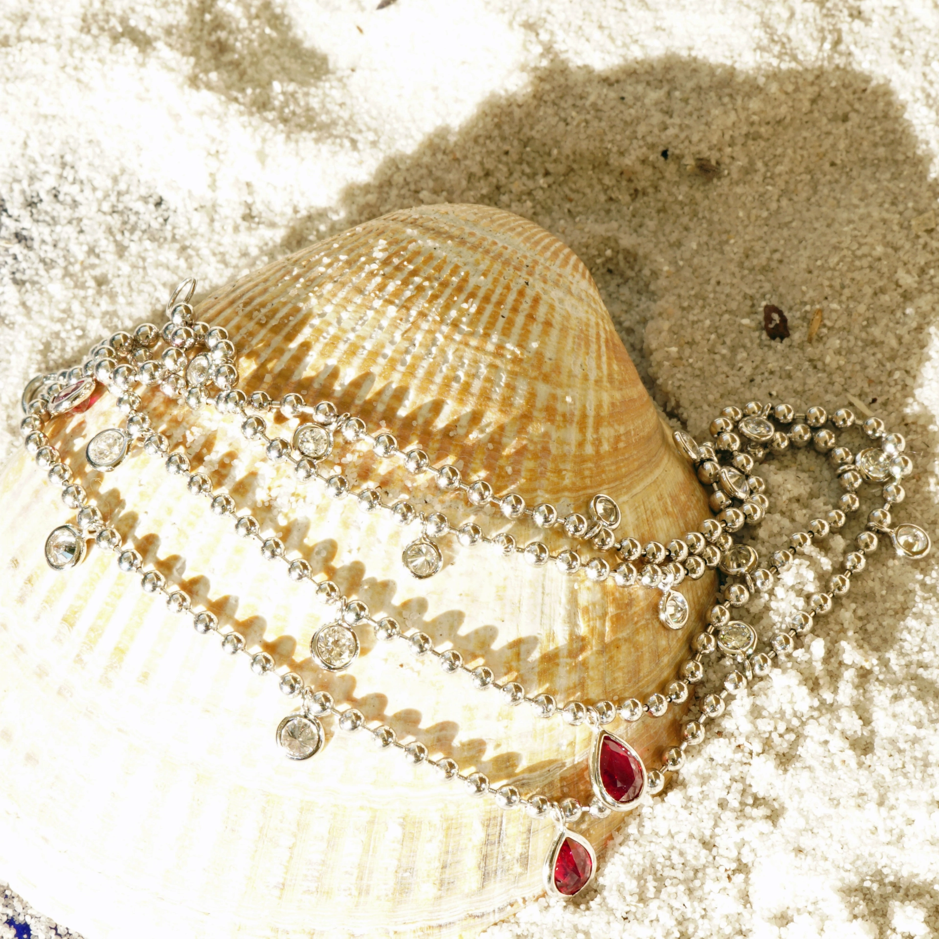 Schmuckzicke_brillant_collier_rubin_pigeonblood_weissgoldSON09274 Three pigeonblood rubies 1.26 ct and diamonds 1.24 ct, TW / VS...what do you want more